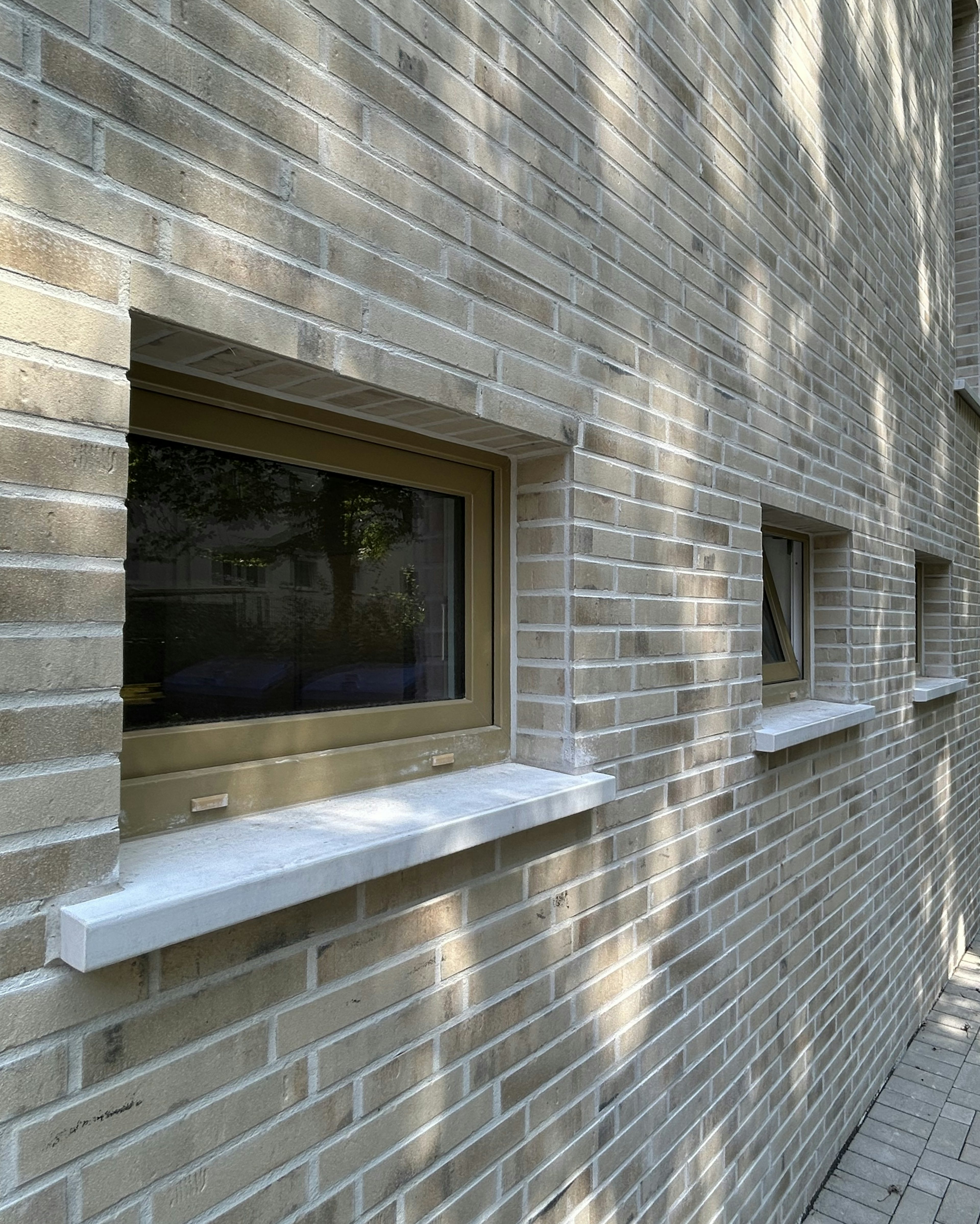 Fensterbänke außen SLB 591 an einer Klinkerfassade