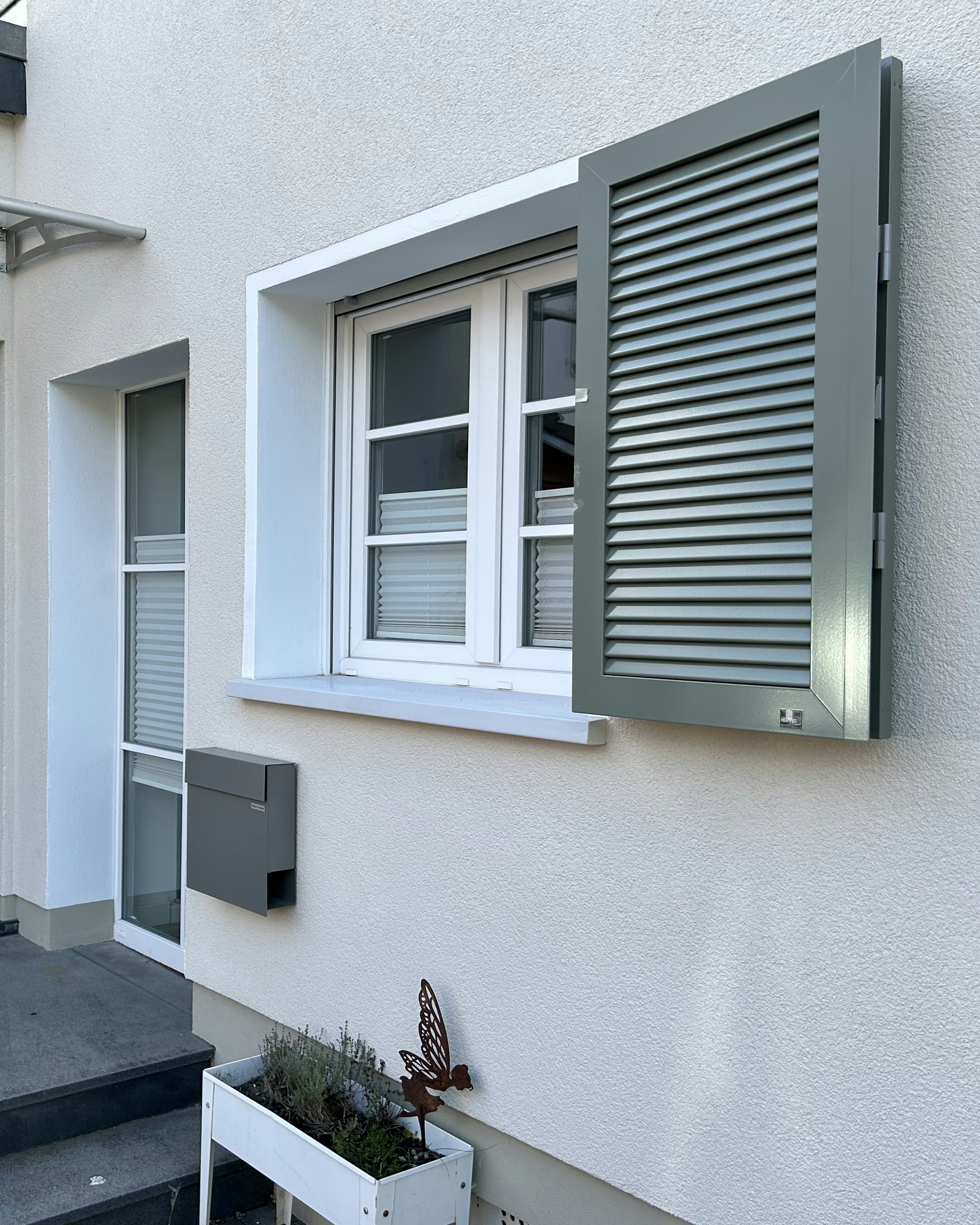 Fensterbank außen SLB 591 aus Beton an einem Einfamilienhaus