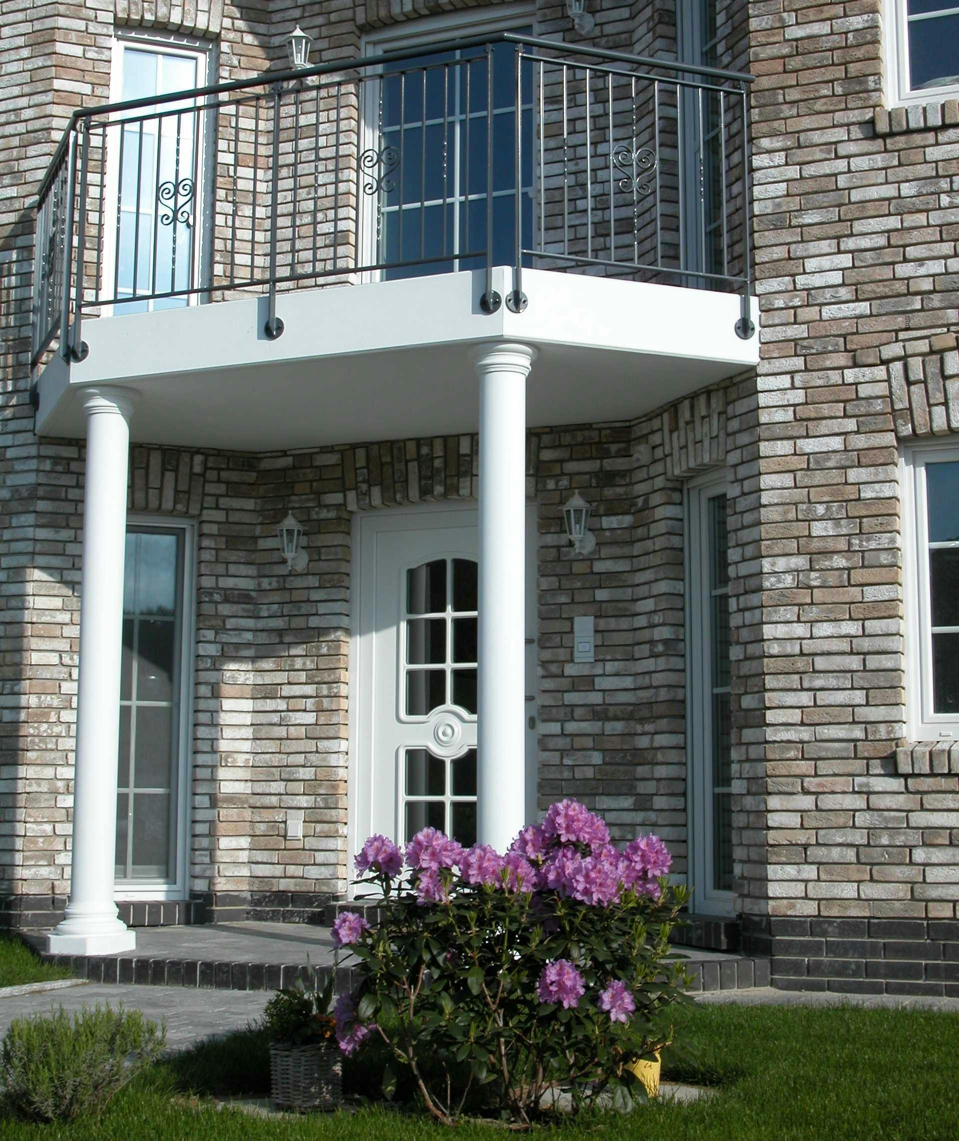 Niessen Betonsäulen am Eingang mit Vordach