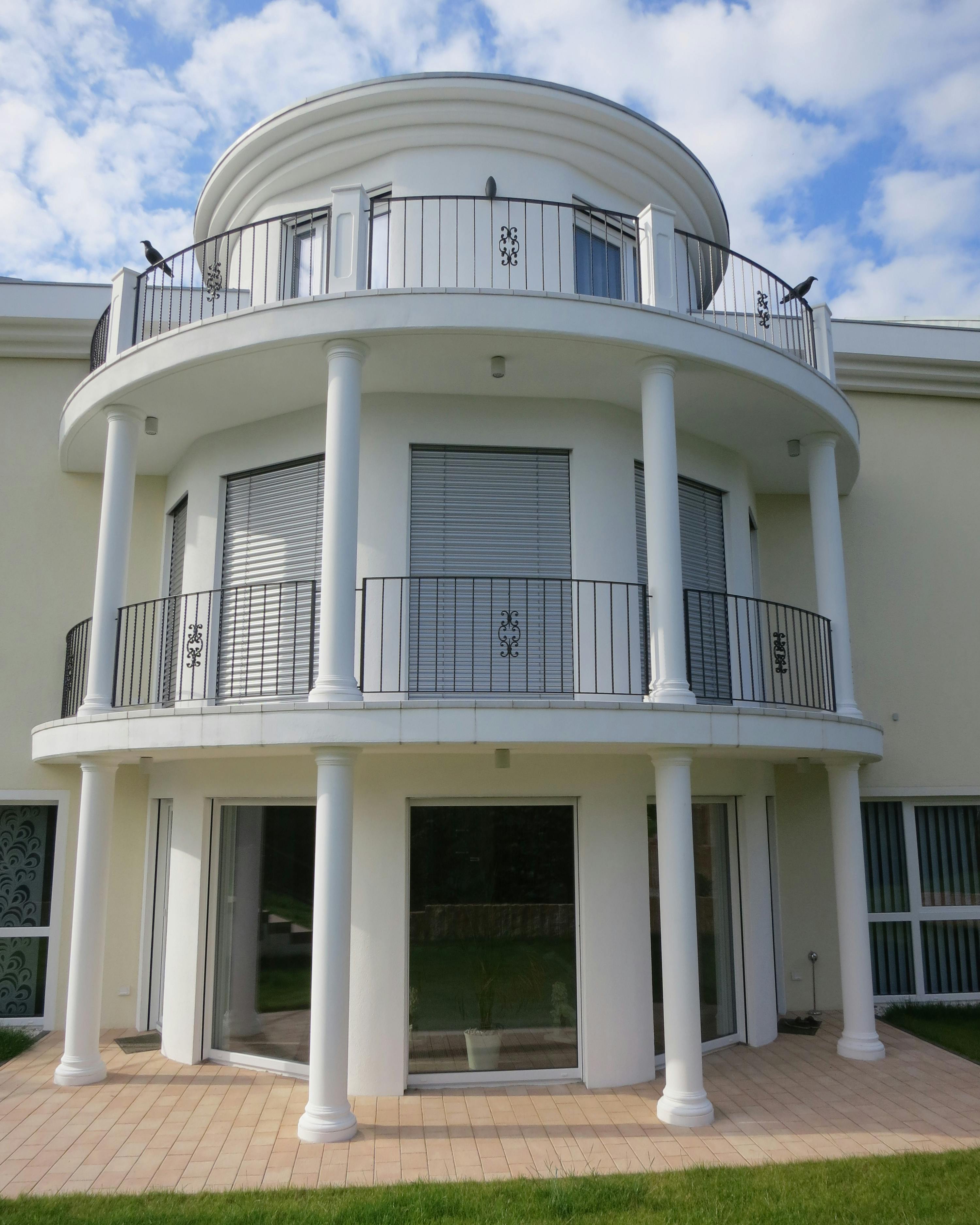 Betonsäulen über mehrere Stockwerke hinweg