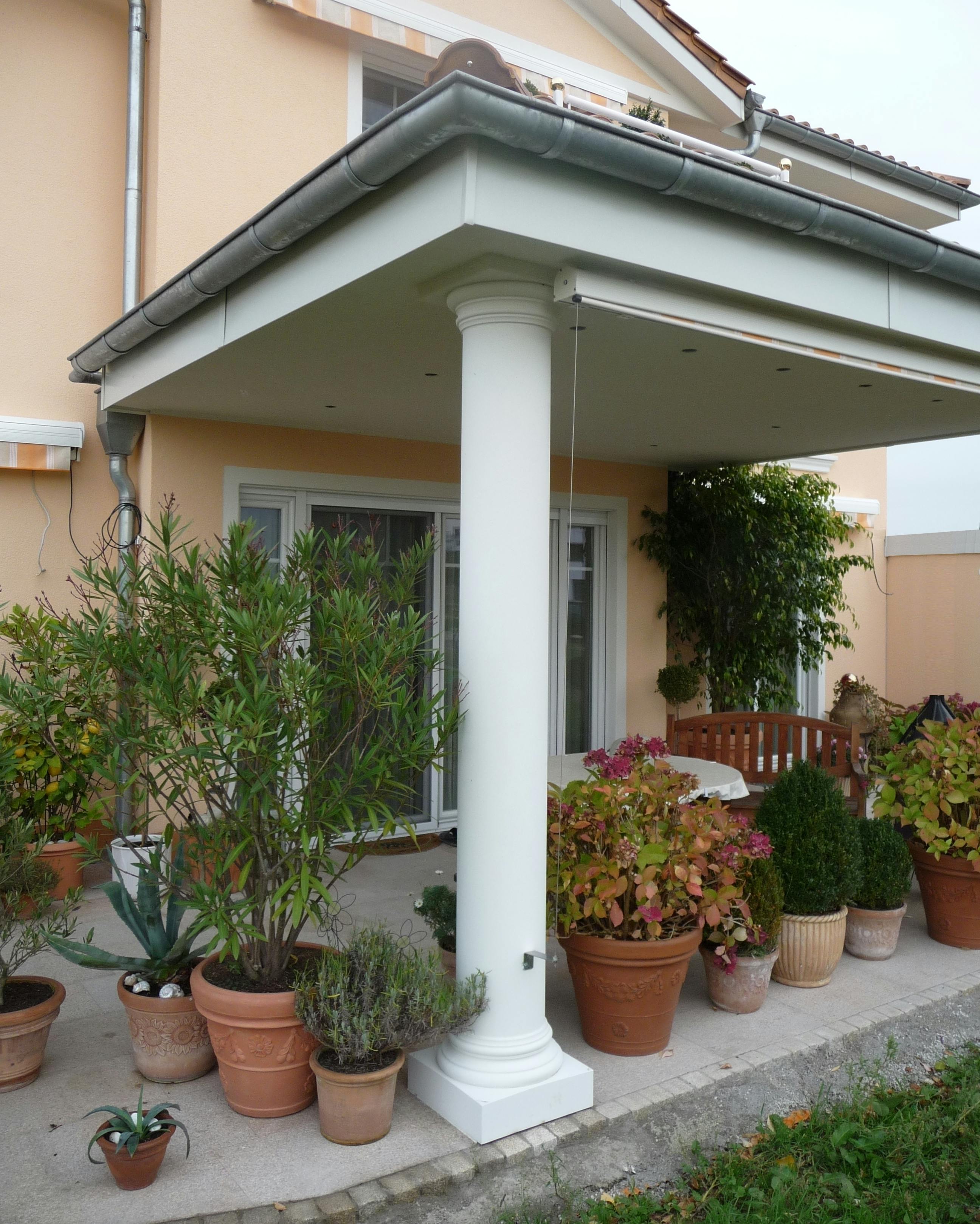 Terrasse mit Säule und Pflanzen