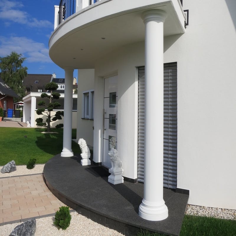 Hauseingang mit Säulen in weiß