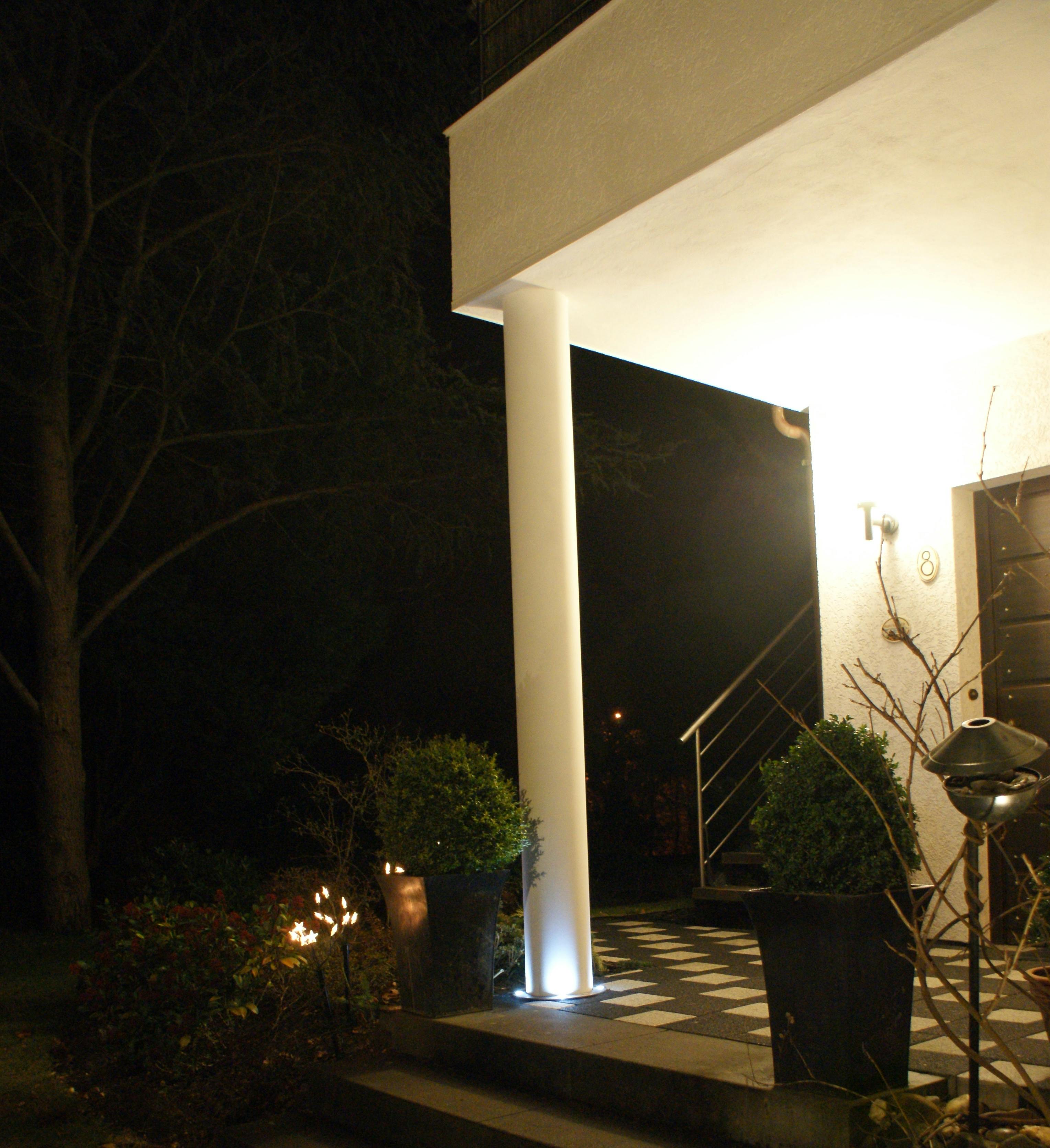Beleuchtete schlichte Säule in einem Hauseingangsbereich