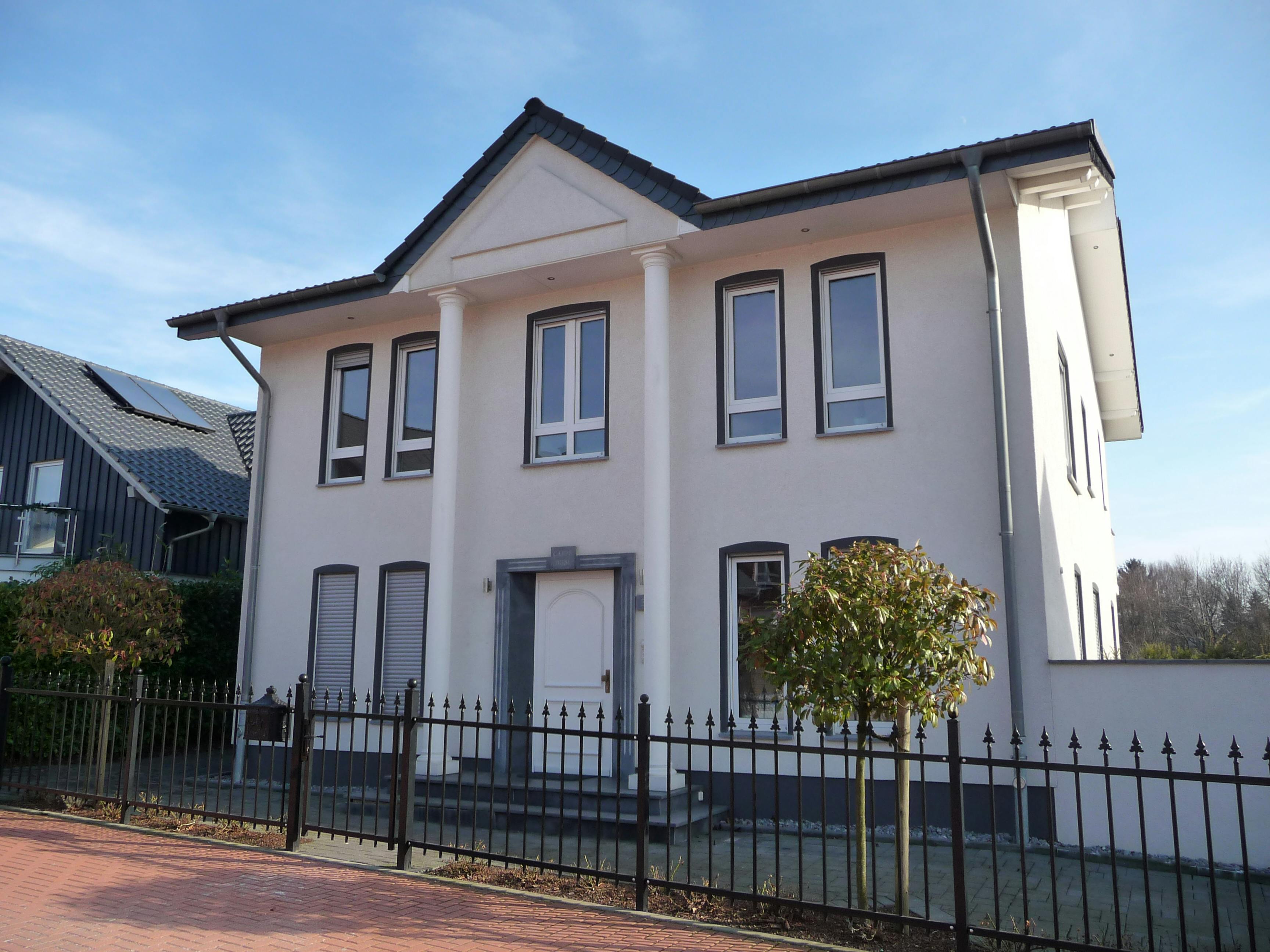 Haus mit sehr hohen Säulen im Eingangsbereich