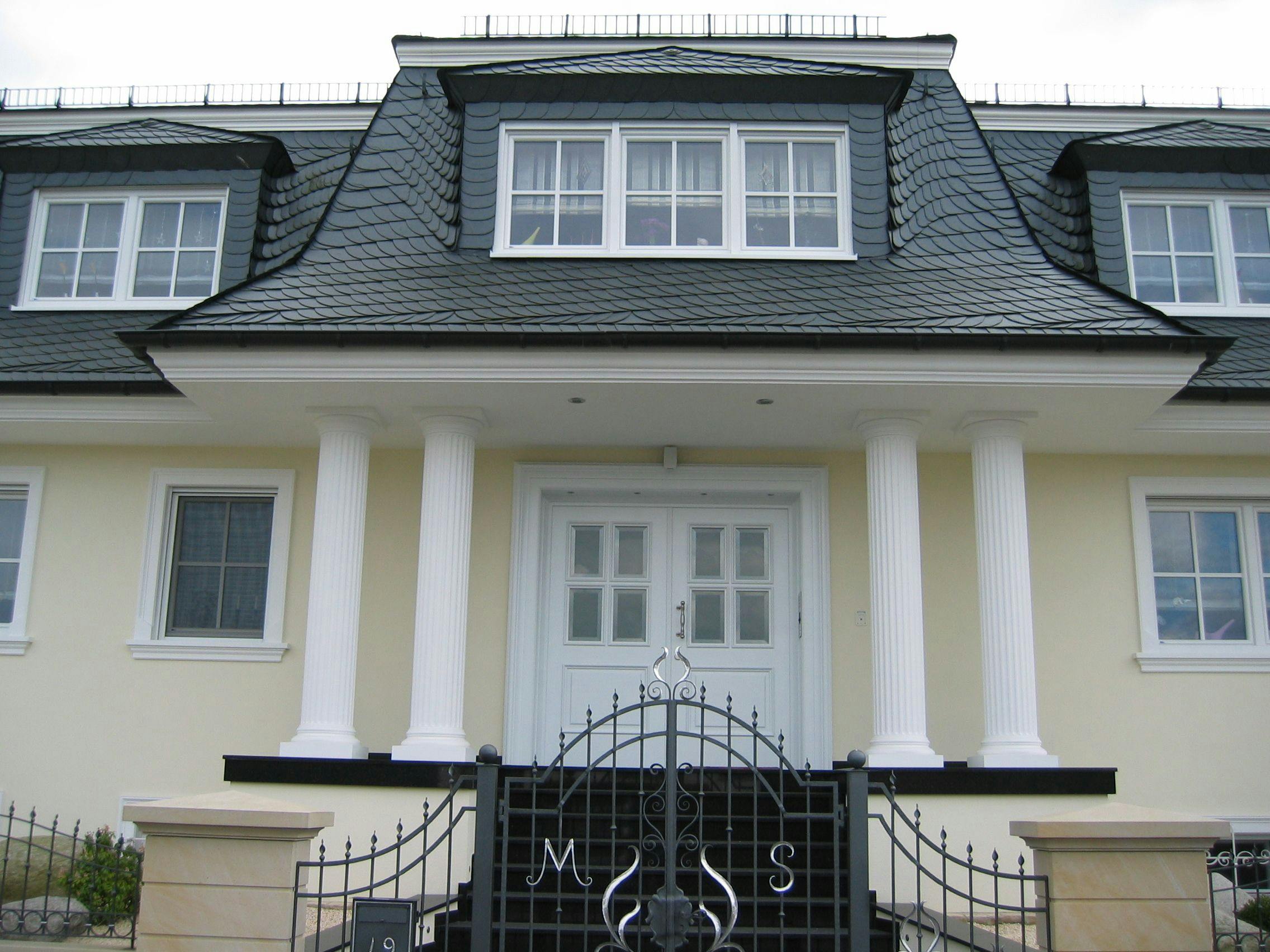 Villa mit vier kannelierten Säulen am Eingang