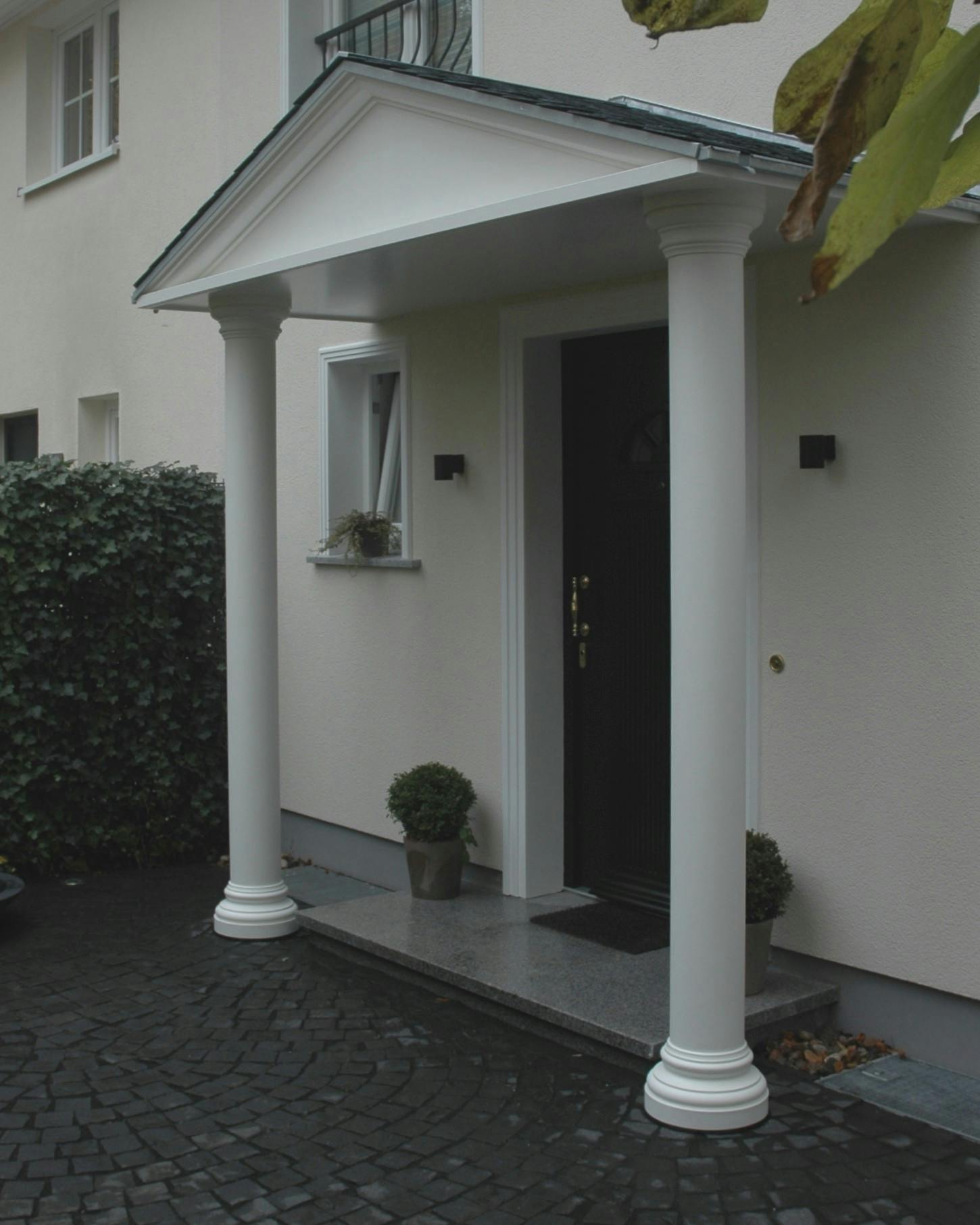 Zwei Betonsäulen unter einem Vordach