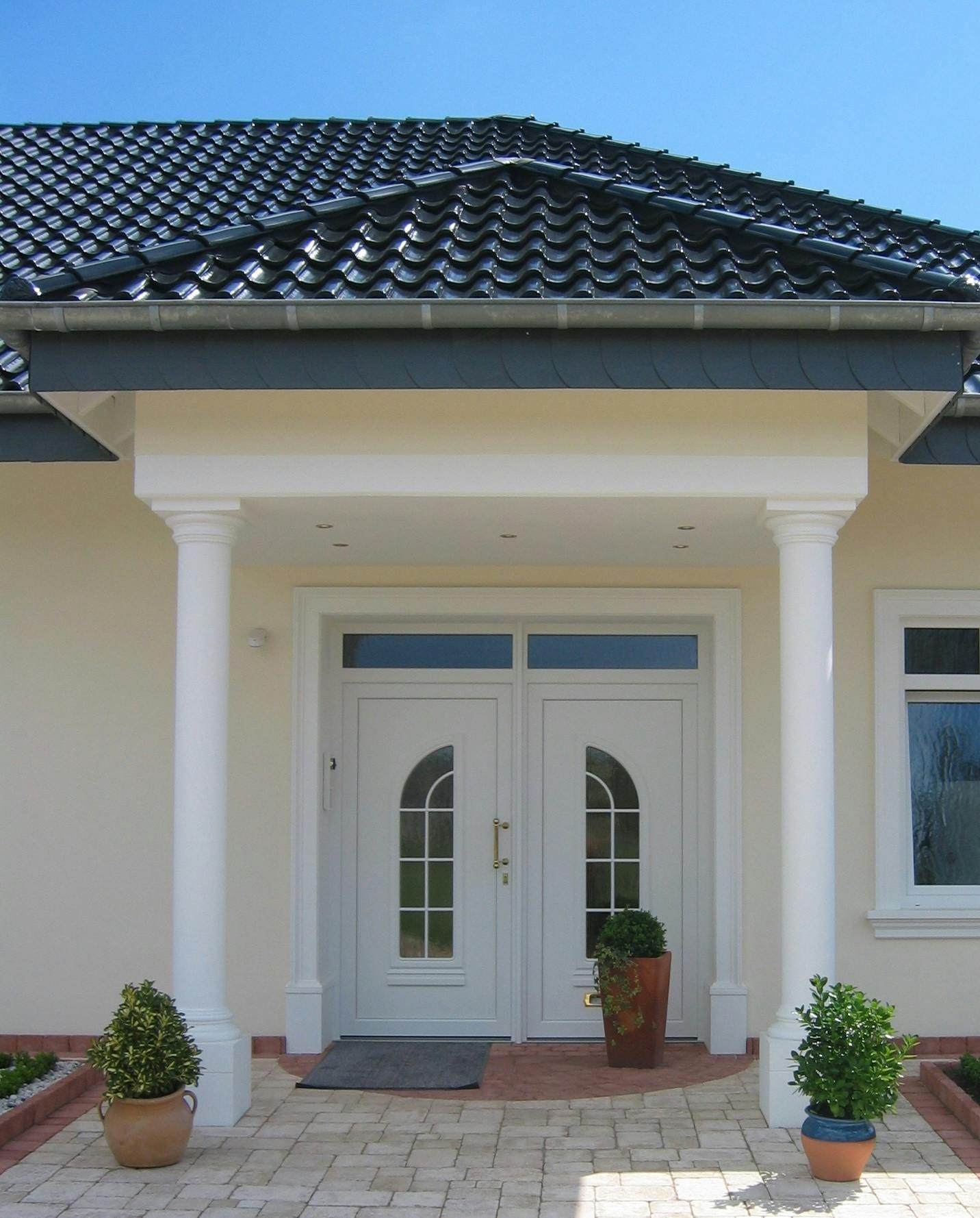 Schöner Hauseingang mit zwei Betonsäulen