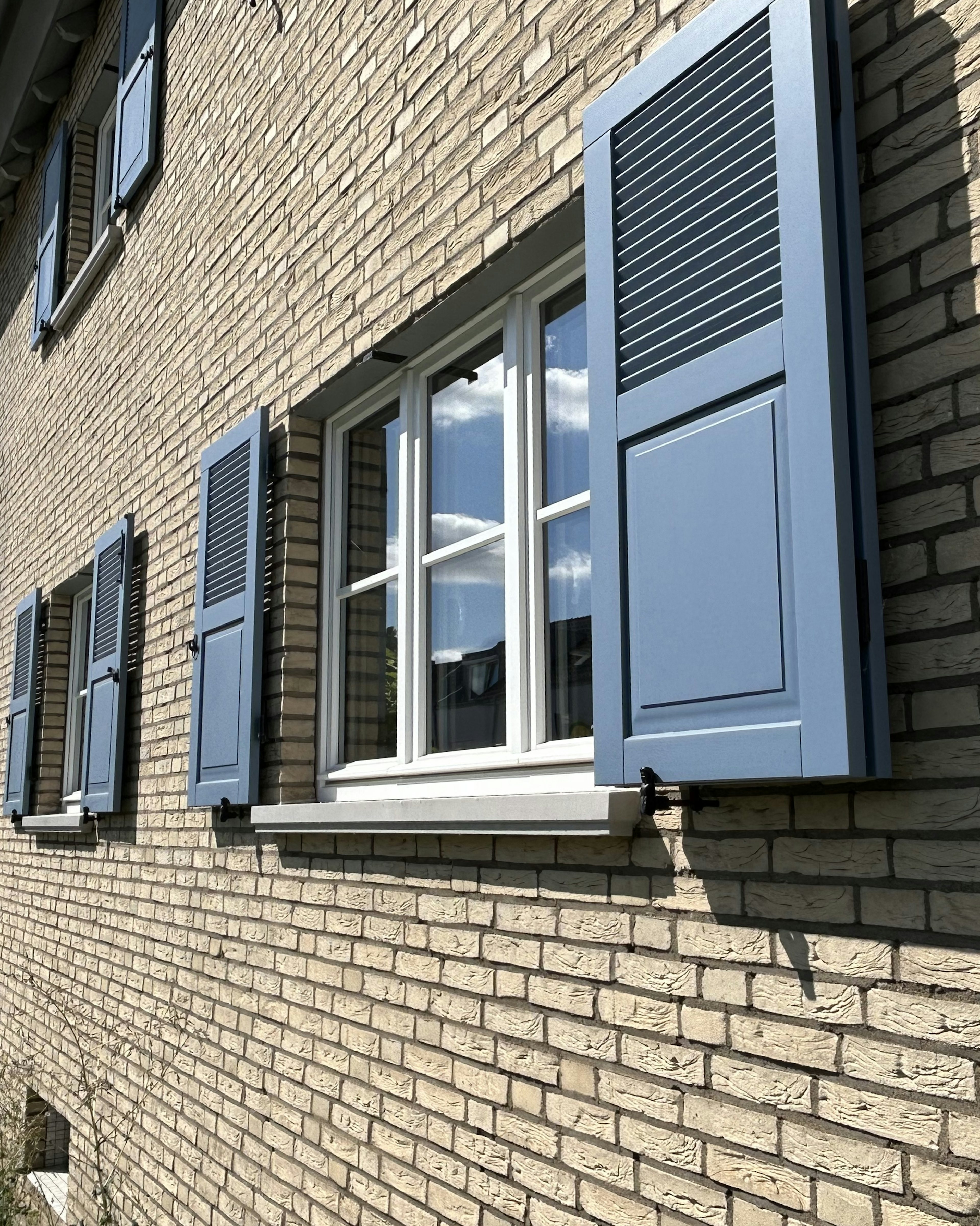 Fenster mit Klappläden und Betonfensterbänken SLB 400