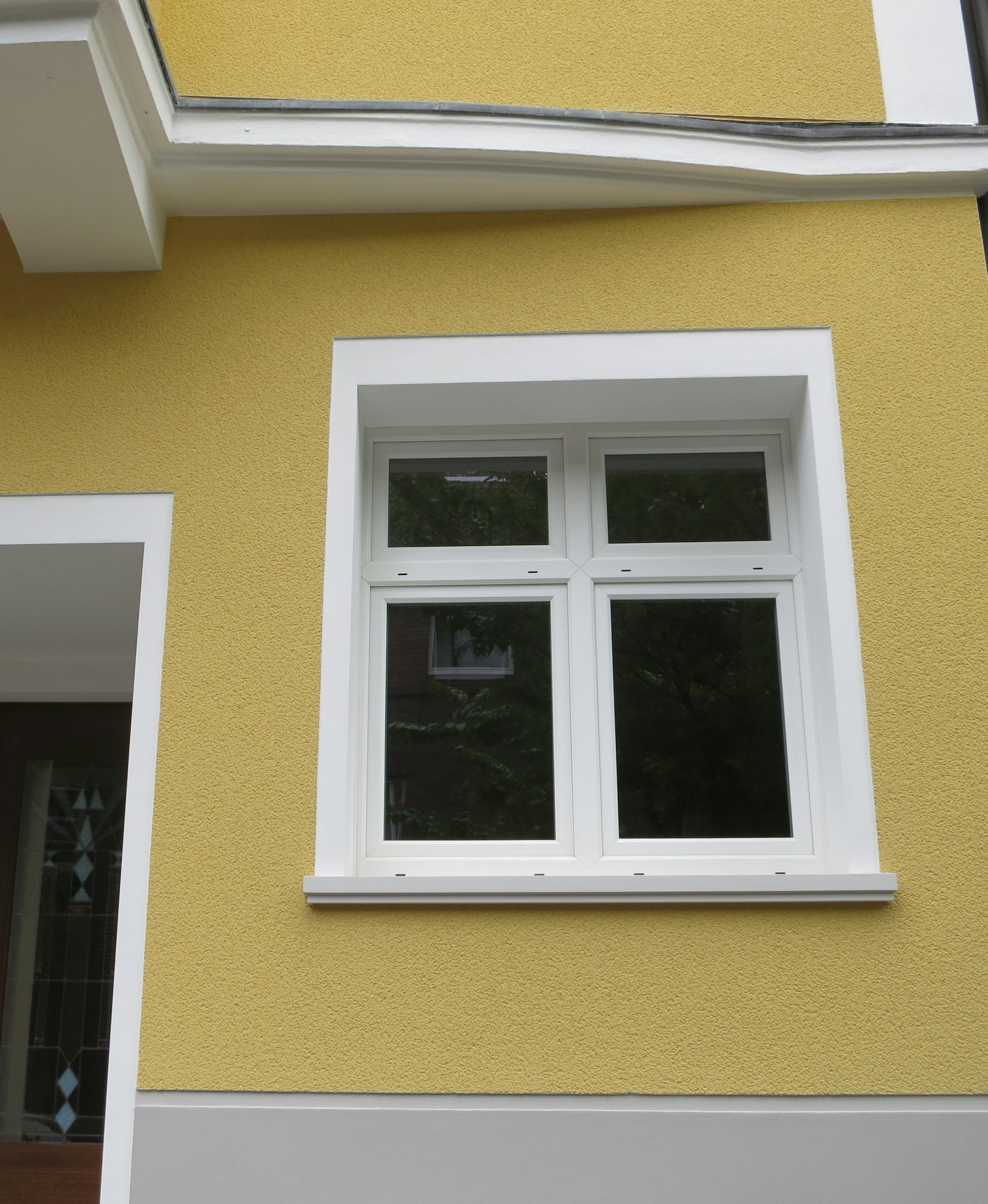 Sanierte Altbaufassade mit formschöner Fensterbank SLB 400