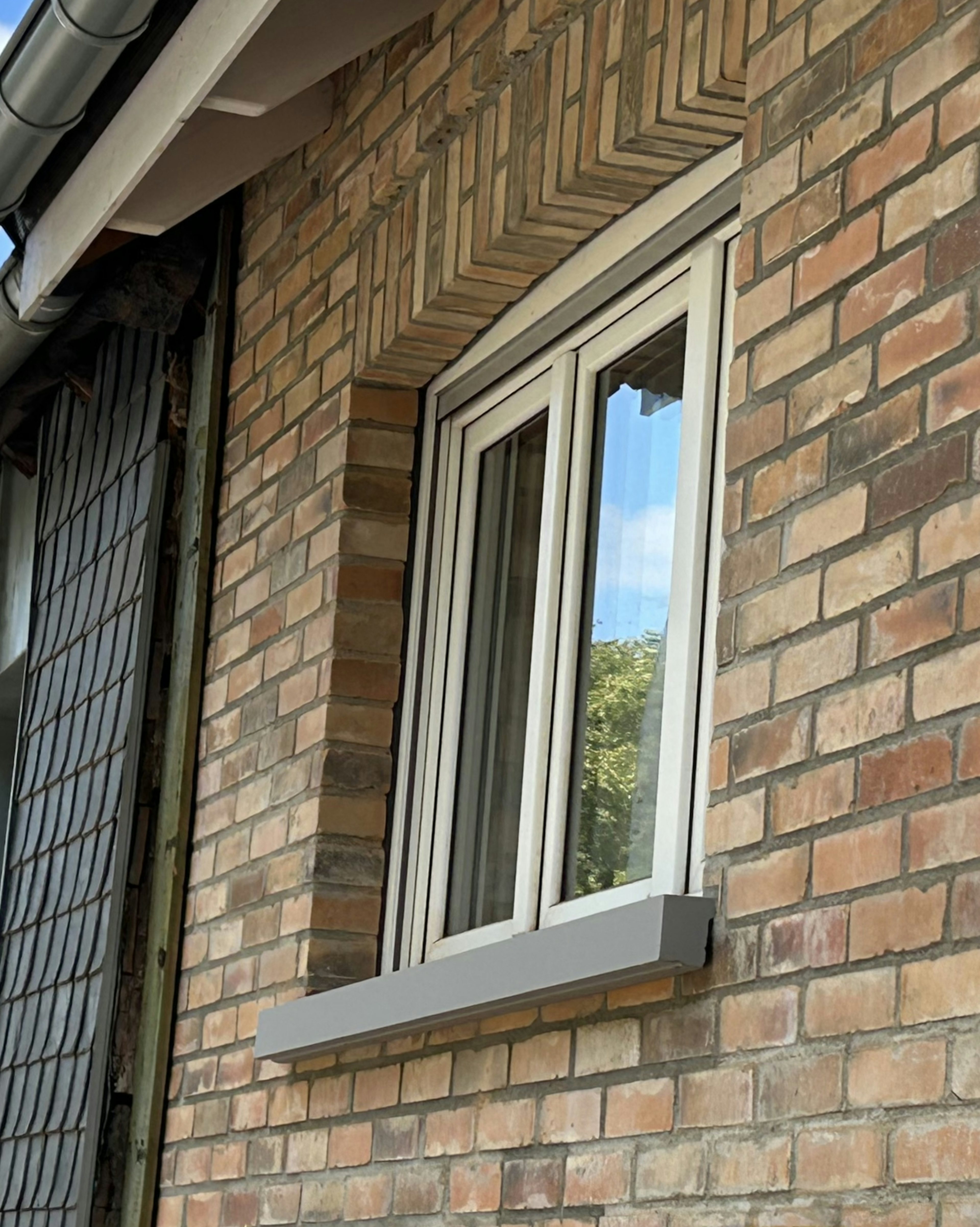 Betonfensterbank SLB 851 in grau an einer Klinkerfassade