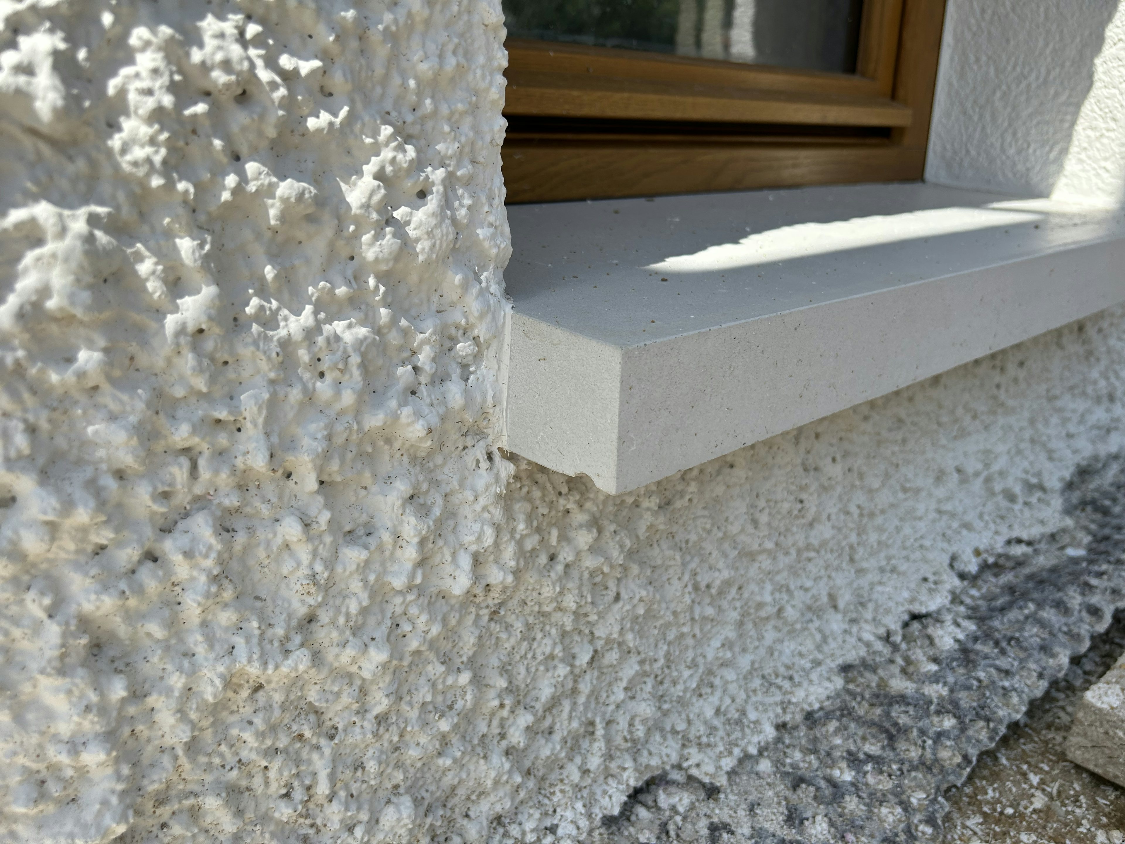 Außenfensterbank Beton SLB 851 in weißgrau an einer Putzfassade