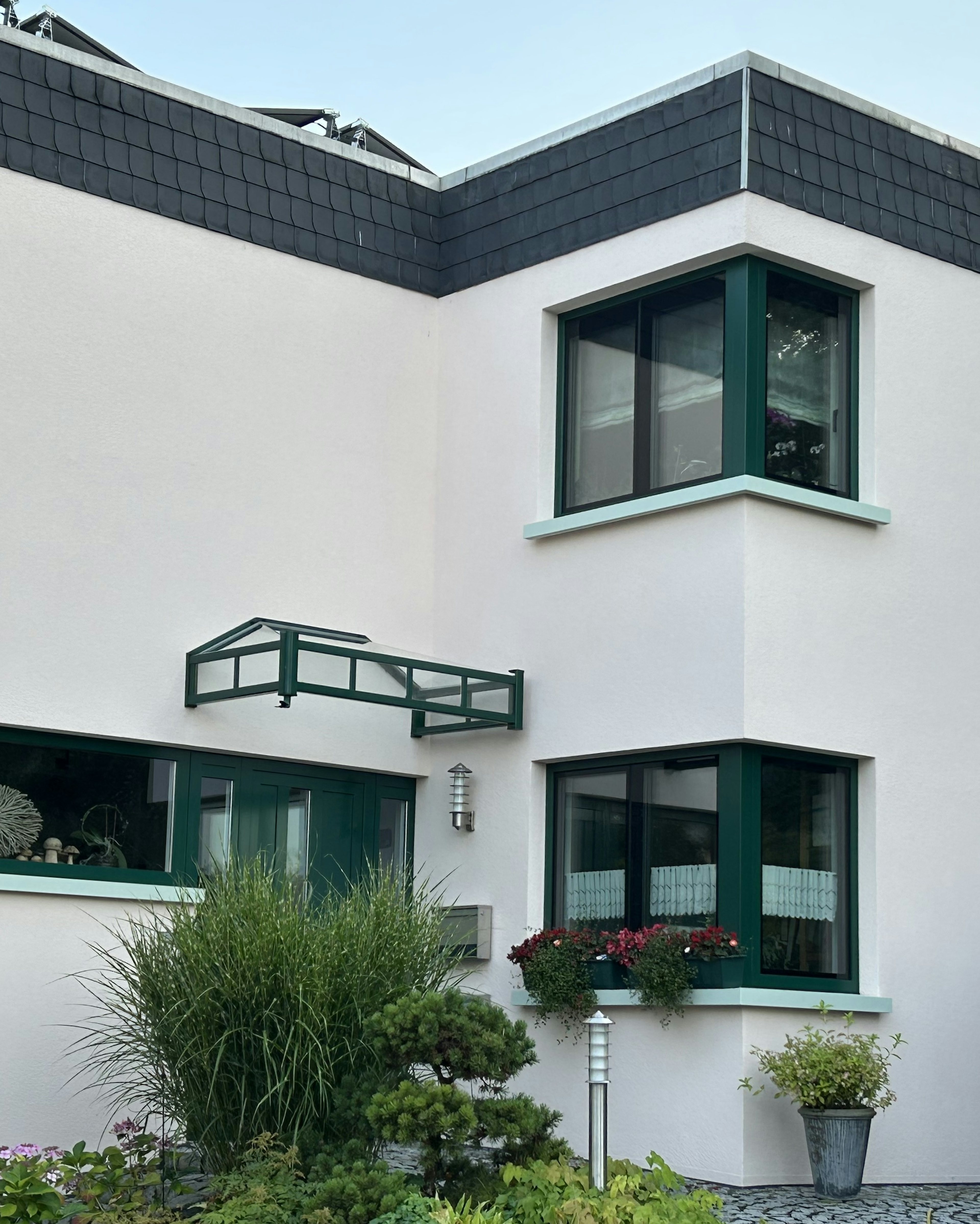 Moderne Hausfassade mit Fensterbänken außen SLB 851 aus Beton