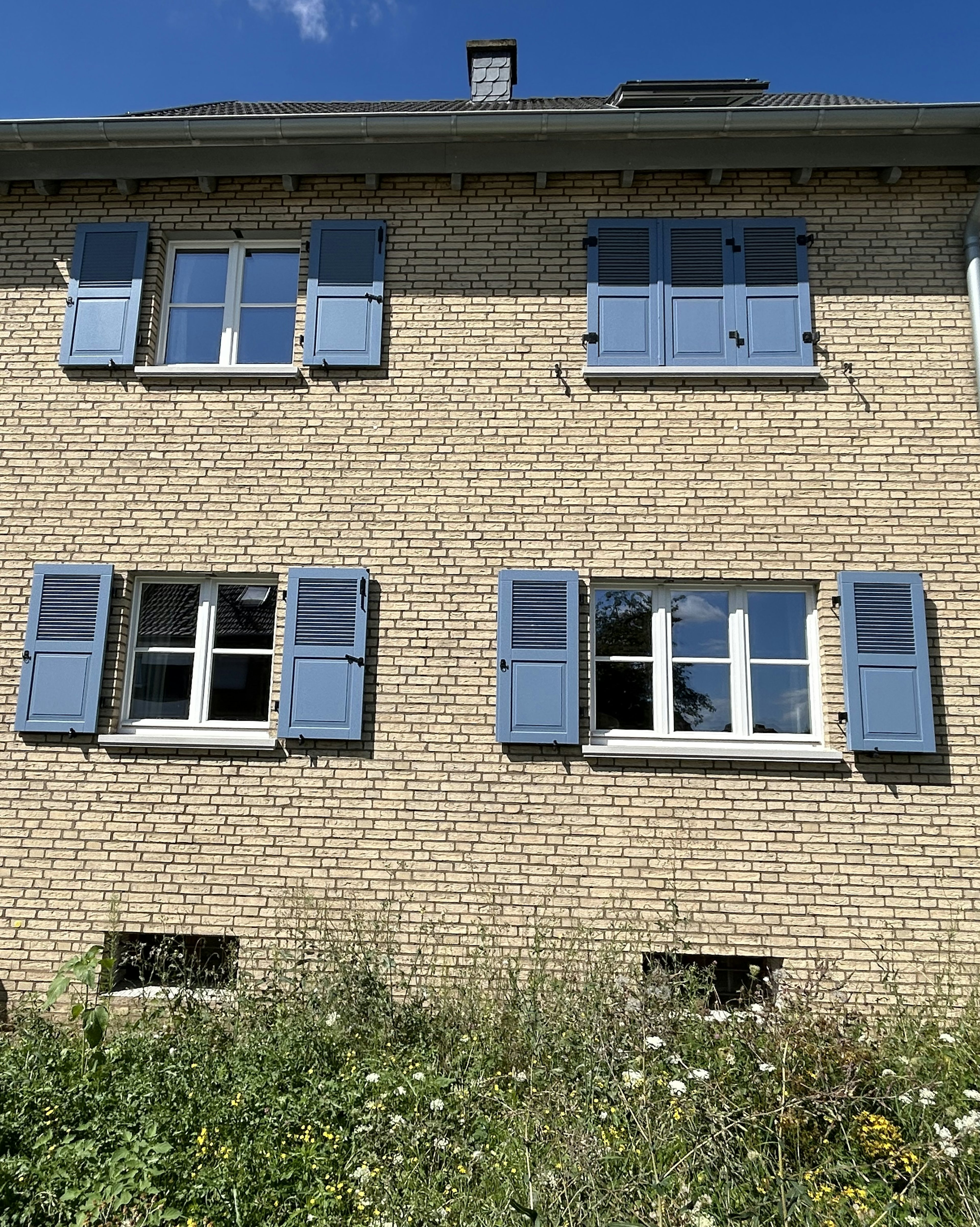 Fenster mit Klappläden und Betonfensterbänken SLB 400