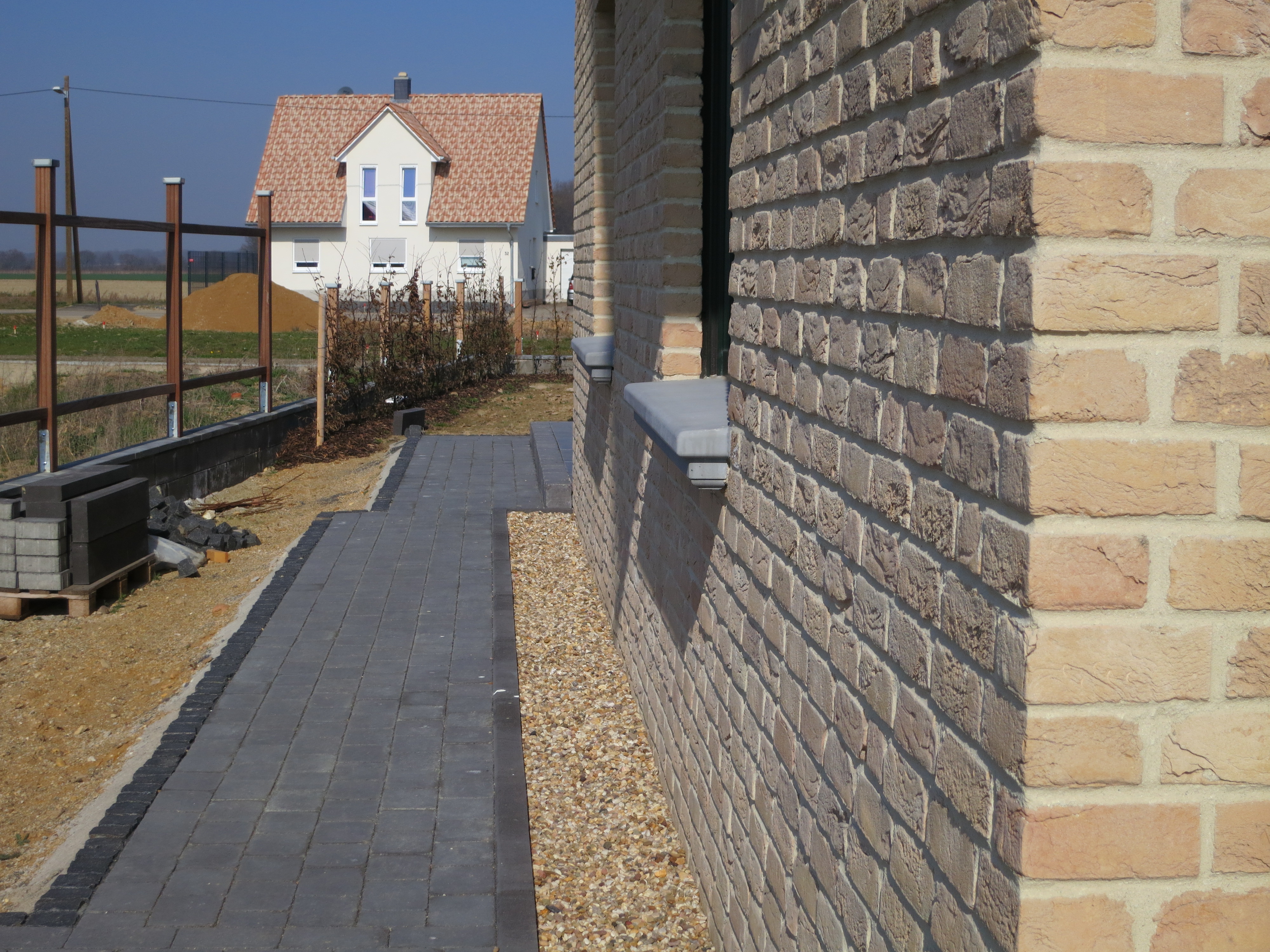 Klinkerwand mit massiven Betonfensterbänken WSB 200 in mittelgrau