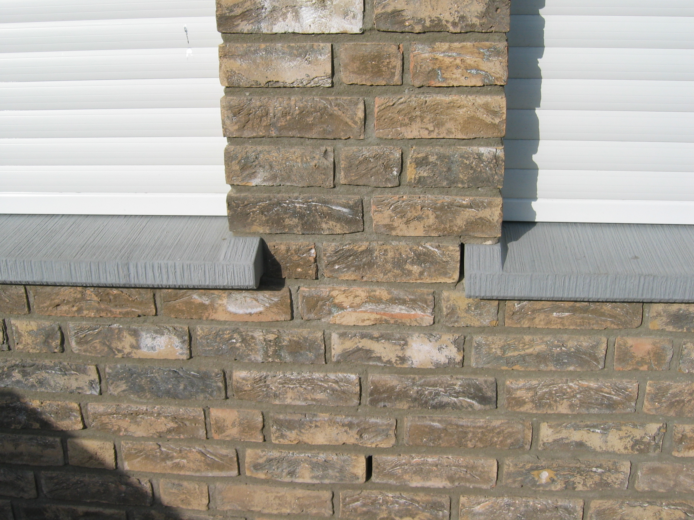 Betonfensterbänke WSB 900 mit seitlichen Klinkeraufkantungen in mittelgrau