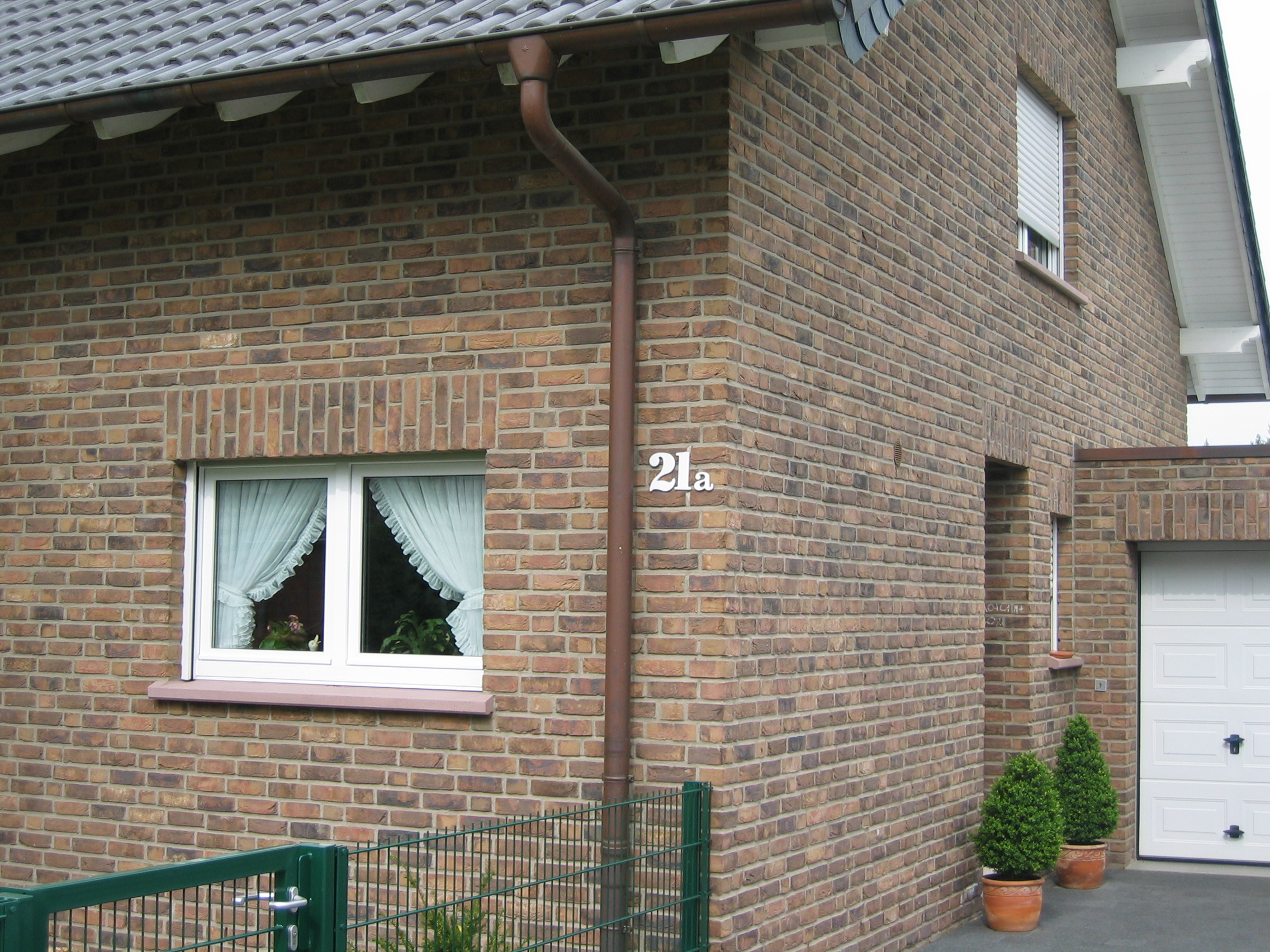 Klinkerfassade mit Außenfensterbank WSB 900 mit Klinkeraufkantungen