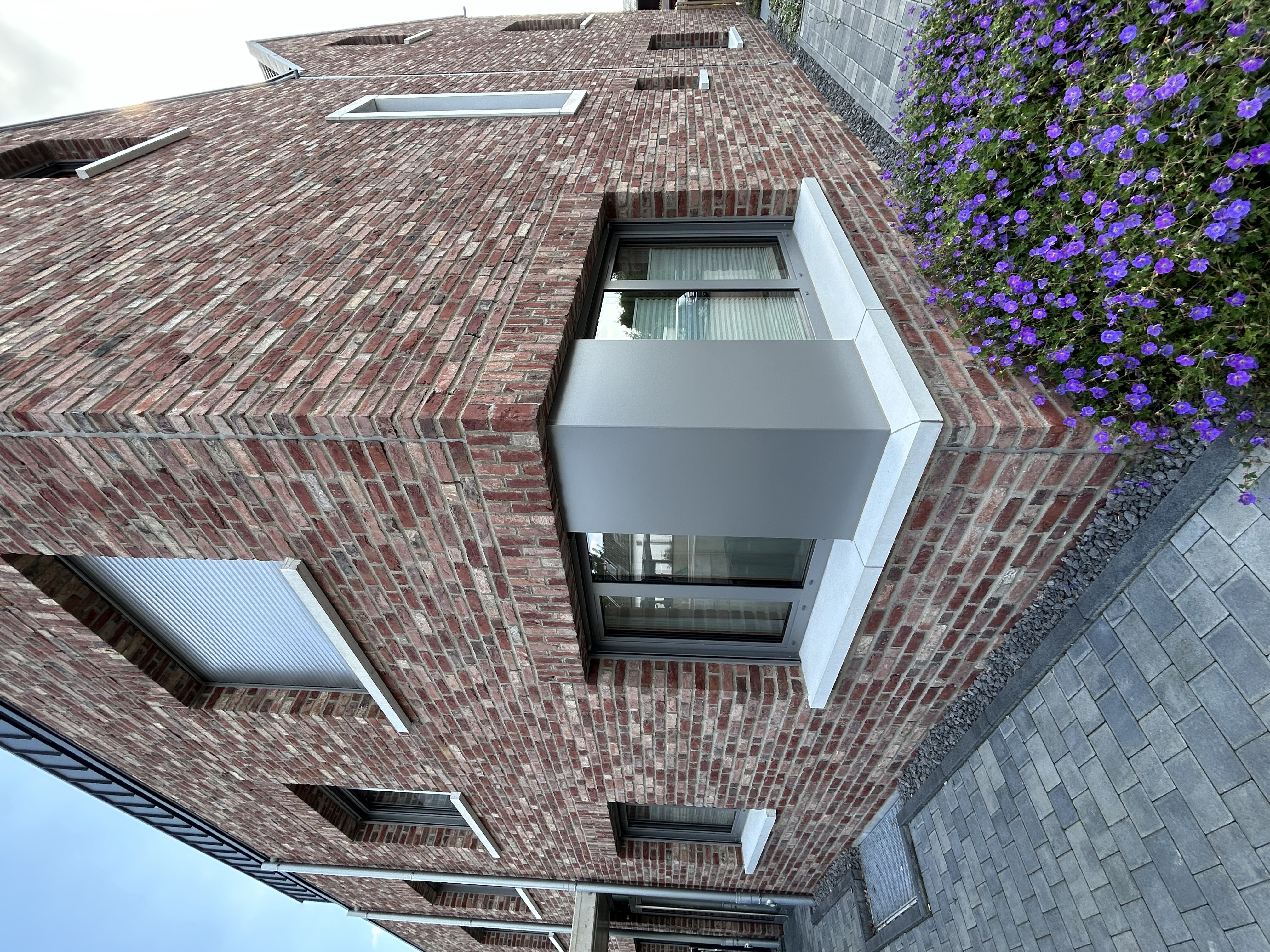 Eckfenster mit mehrteiligen Außenfensterbänken WSB 850 aus Beton