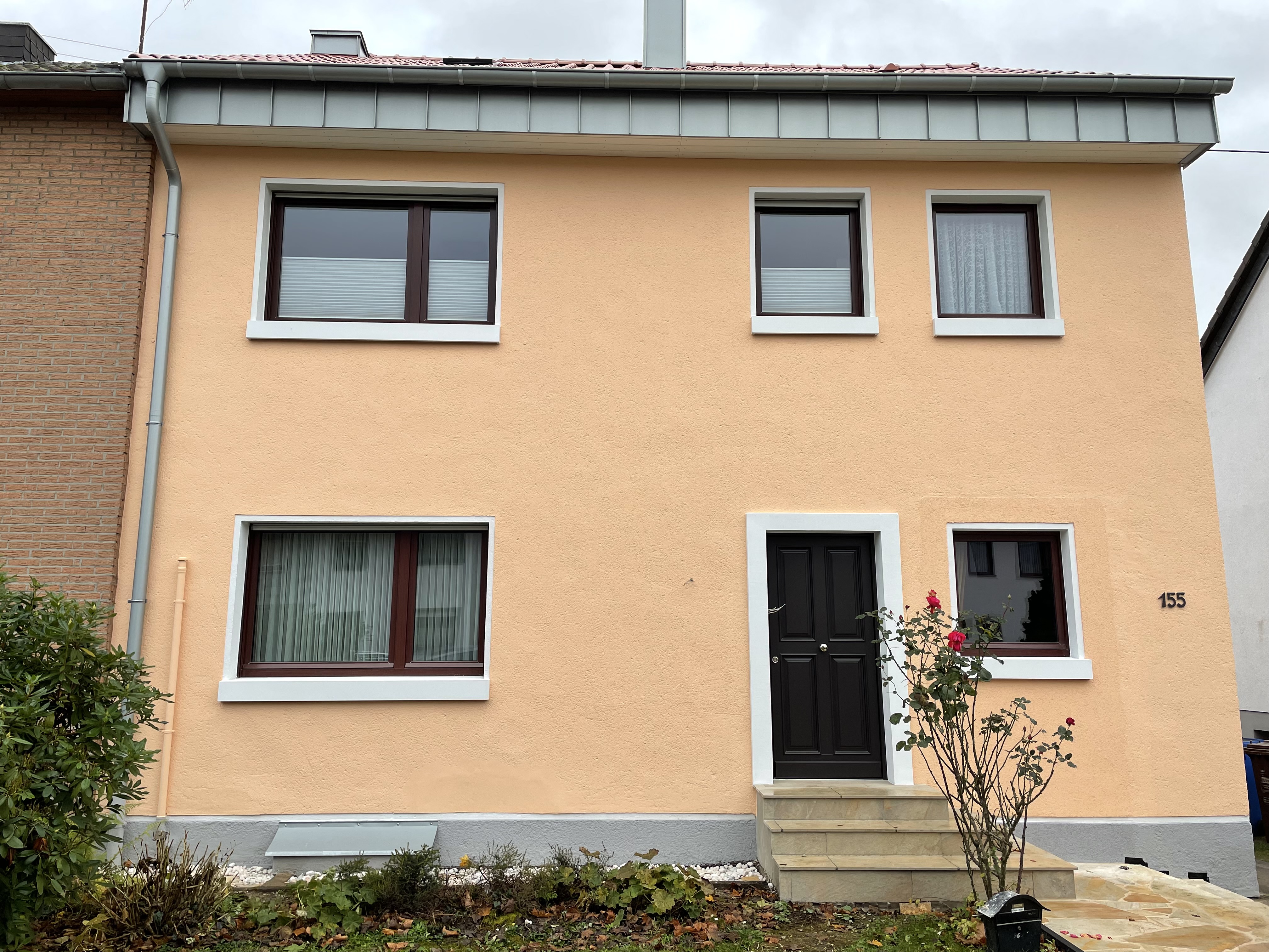 Saniertes Haus mit Betonfensterbänken SLB 450