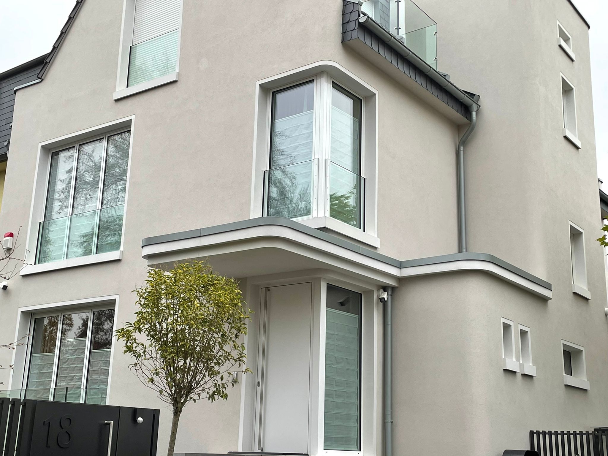 Sanierter Altbau mit Fensterbänken außen SLB 450