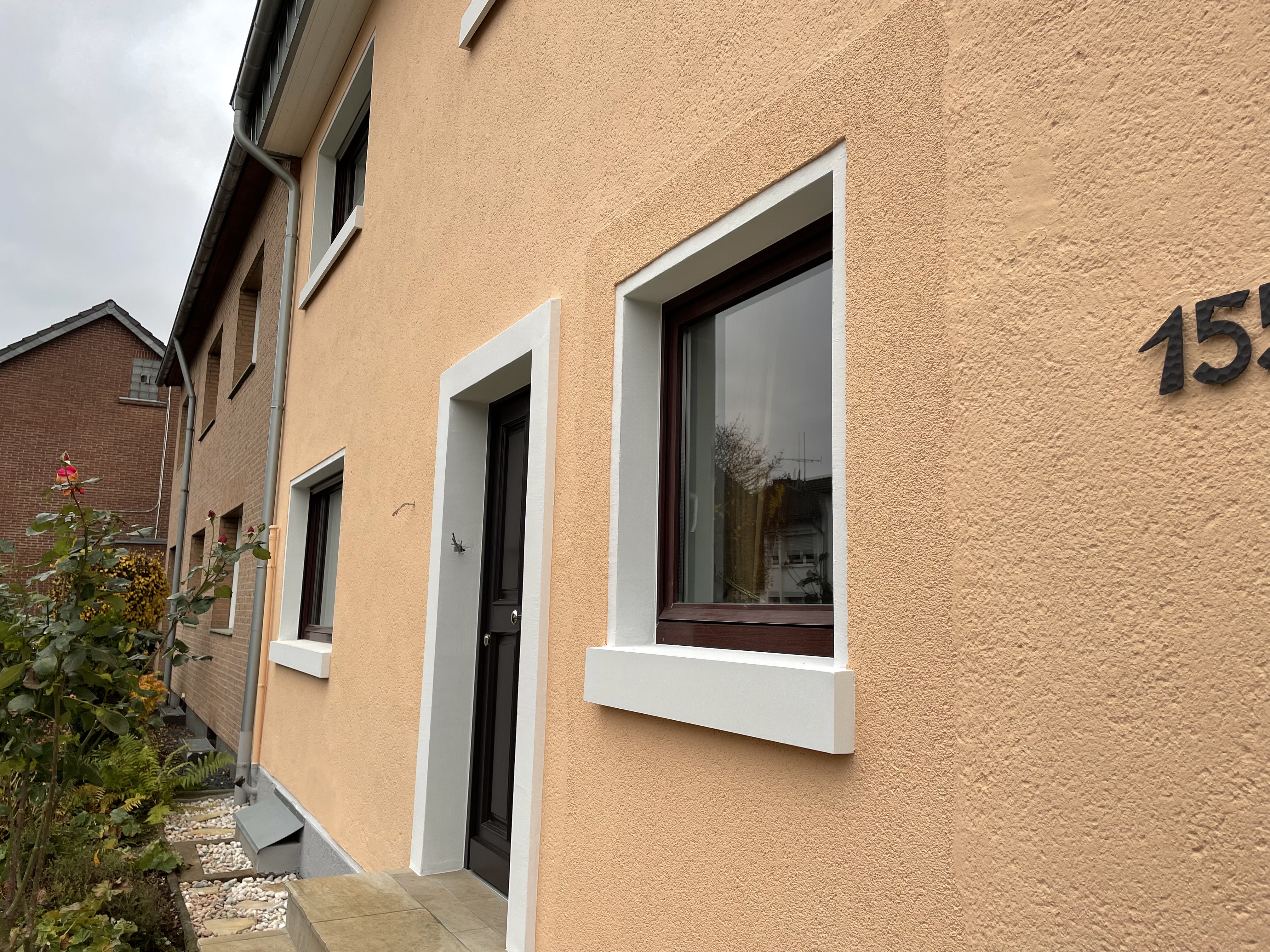 Außenfensterbänke SLB 450 an einer Putzfassade