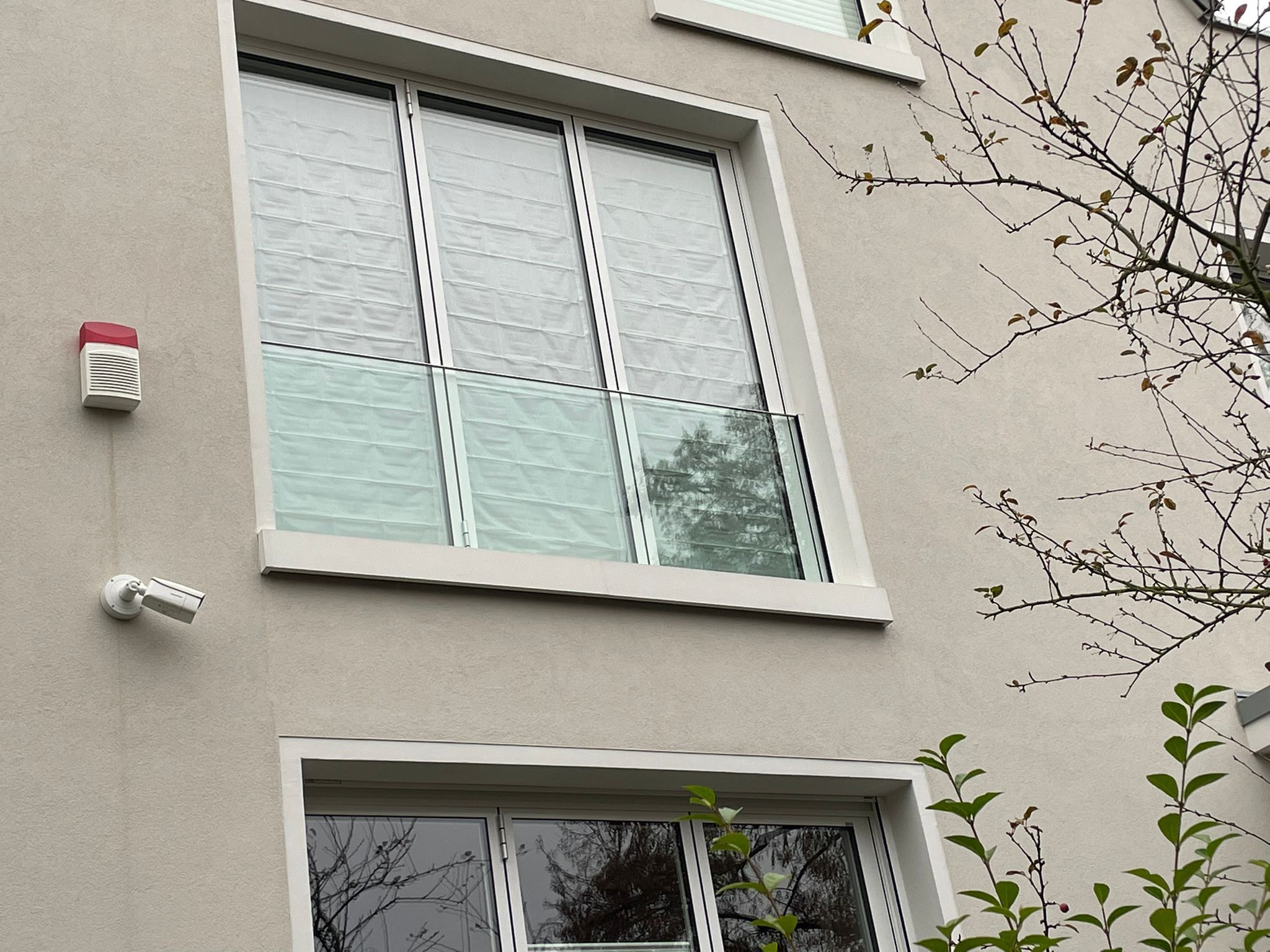 Großes Fenster mit hoher Außenfensterbank SLB 450 