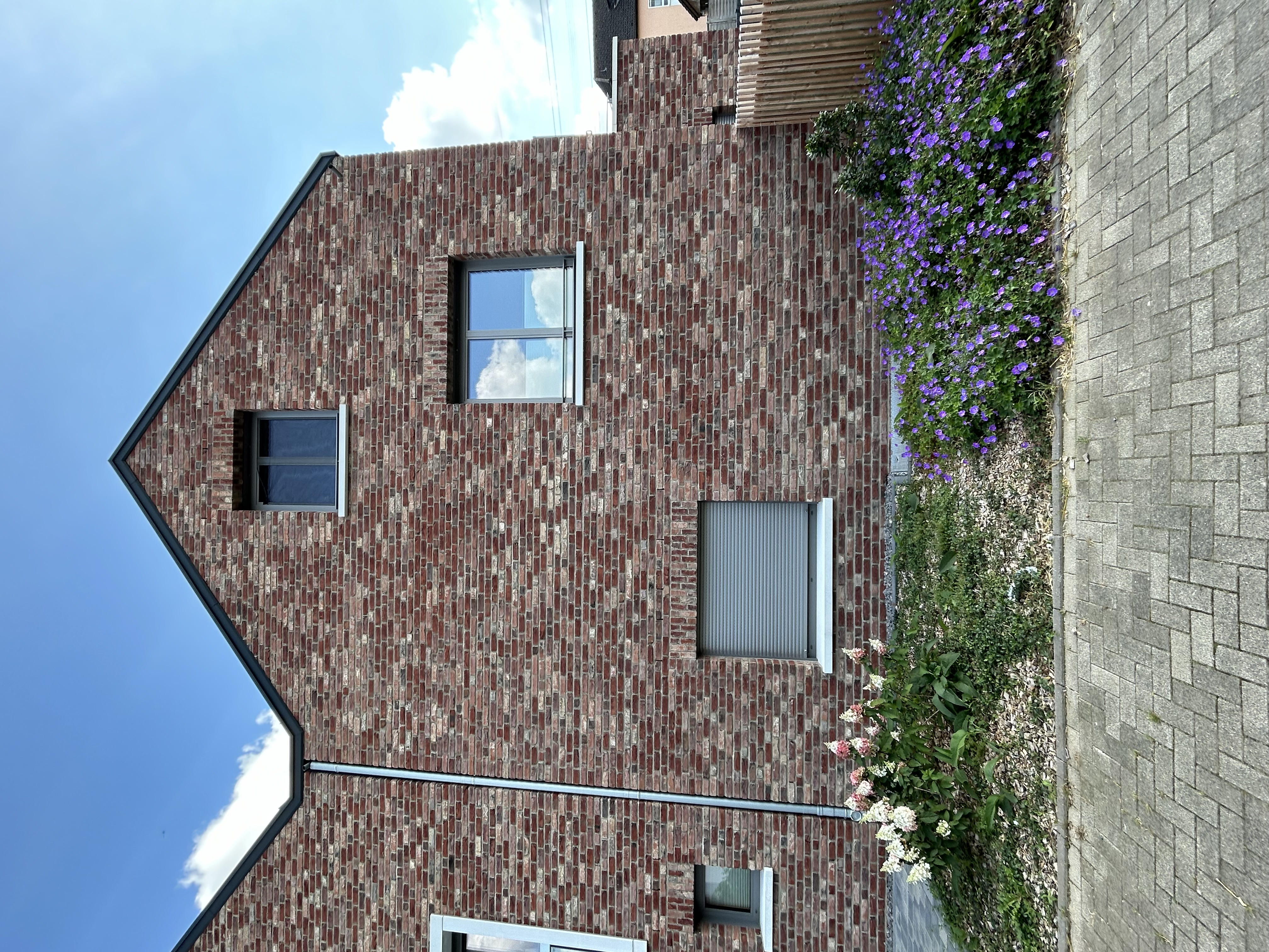 Weißgraue Außenfensterbänke WSB 850 an einer Klinkerwand