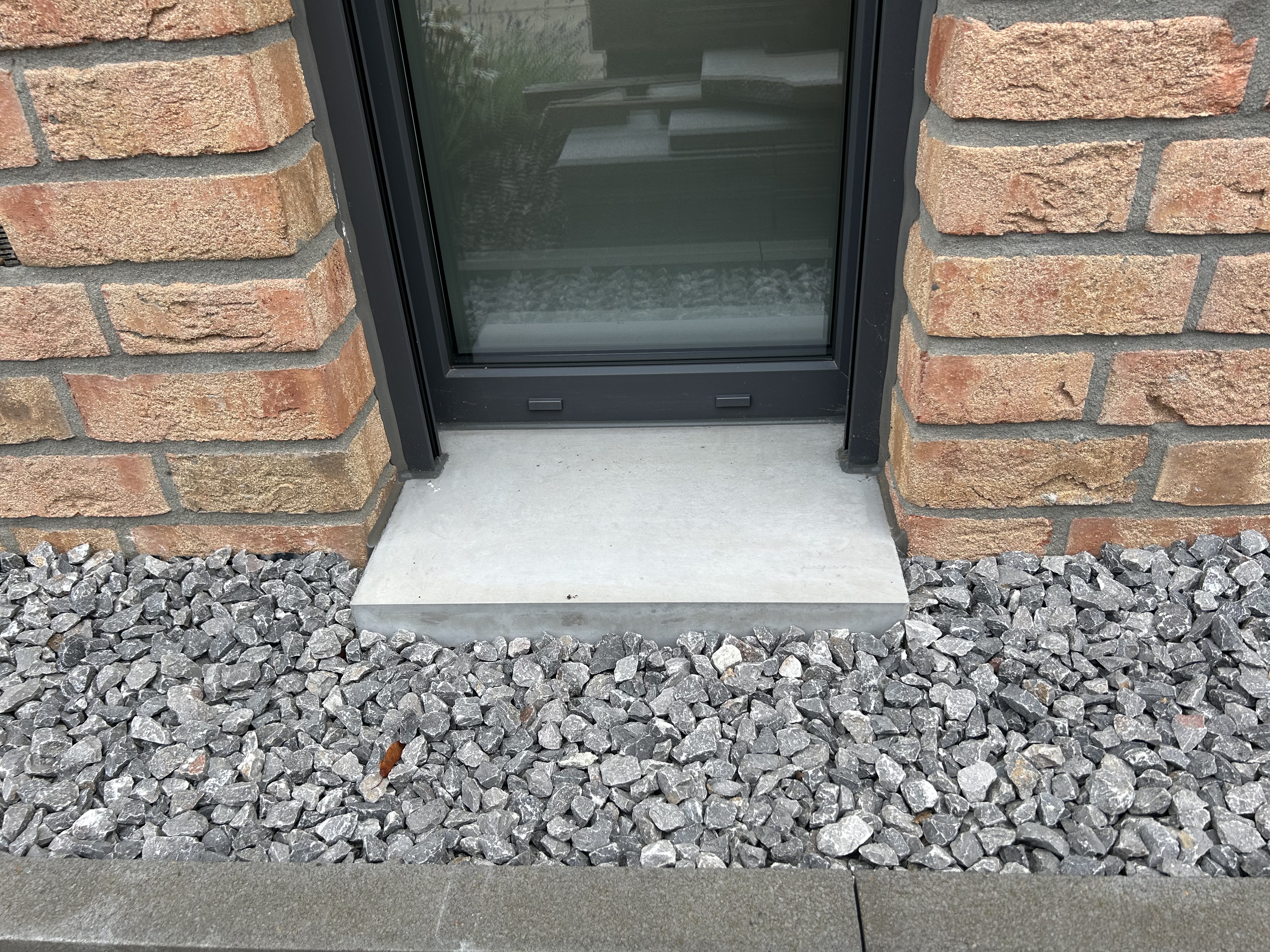 Austritt mit massiver Betonfensterbank WSB 850 in weißgrau