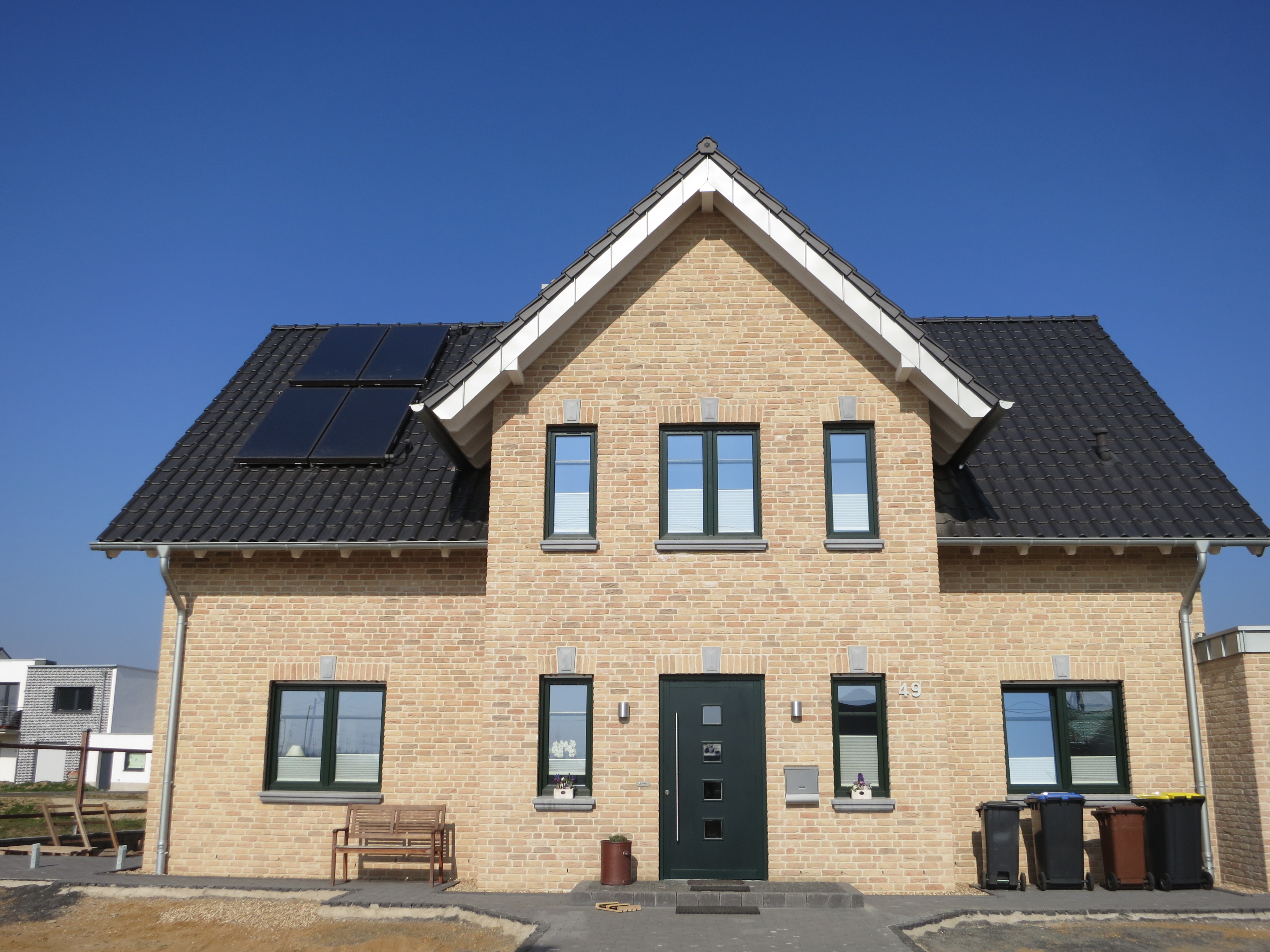 Klinkerfassade mit Außenfensterbänken WSB 200 und Ziersteinen Diamanthel