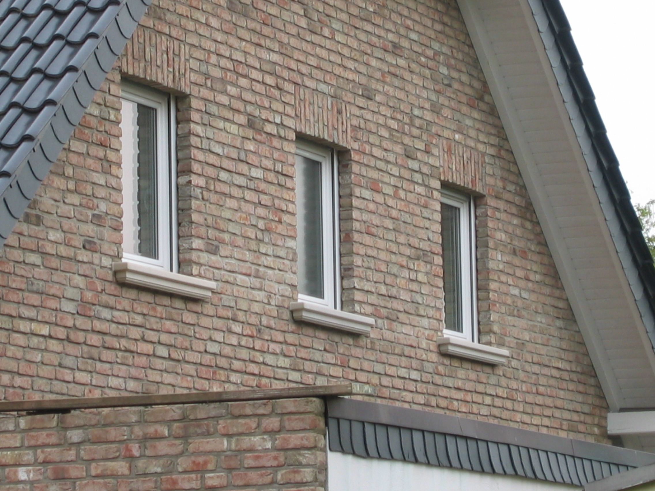 Geklinkerte Fassade mit Fensterbänken außen WSB 200 in sandstein-beige