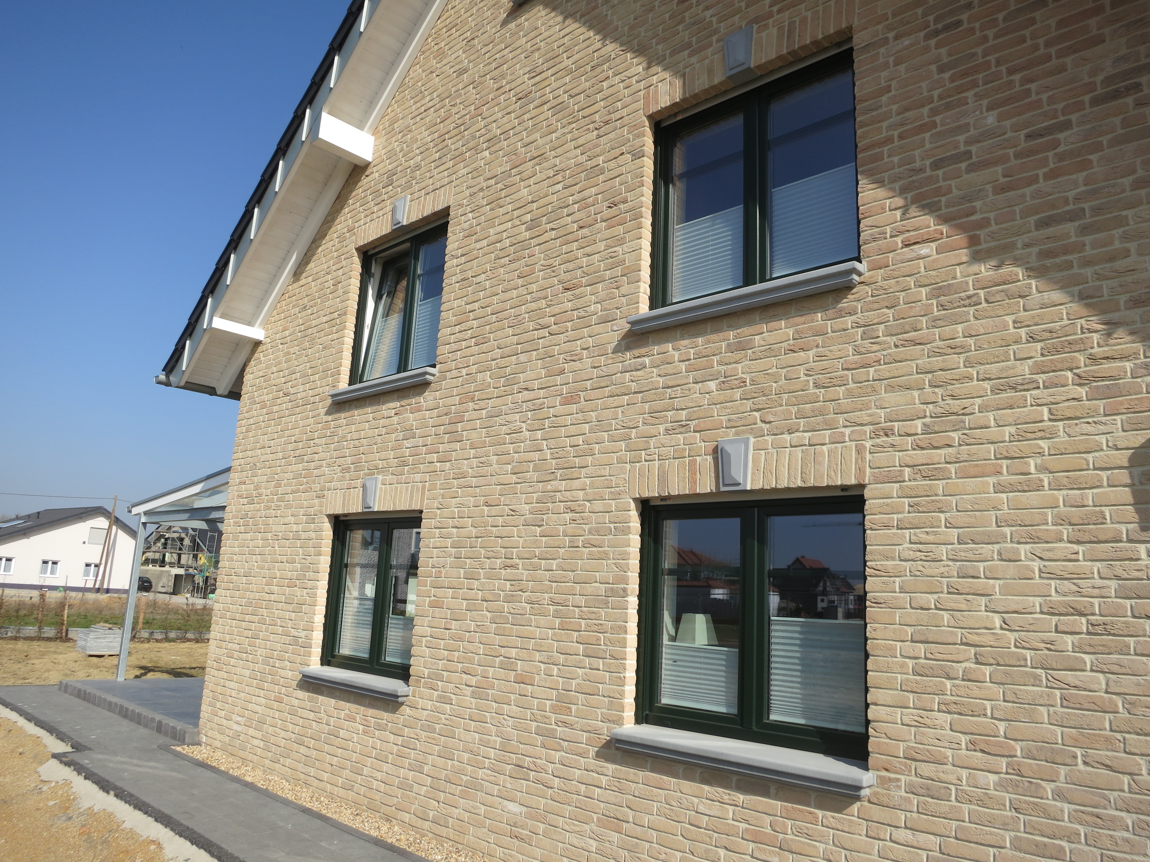 Mittelgrau durchgefärbte Außenfensterbänke WSB 200 und Ziersteine Diamant