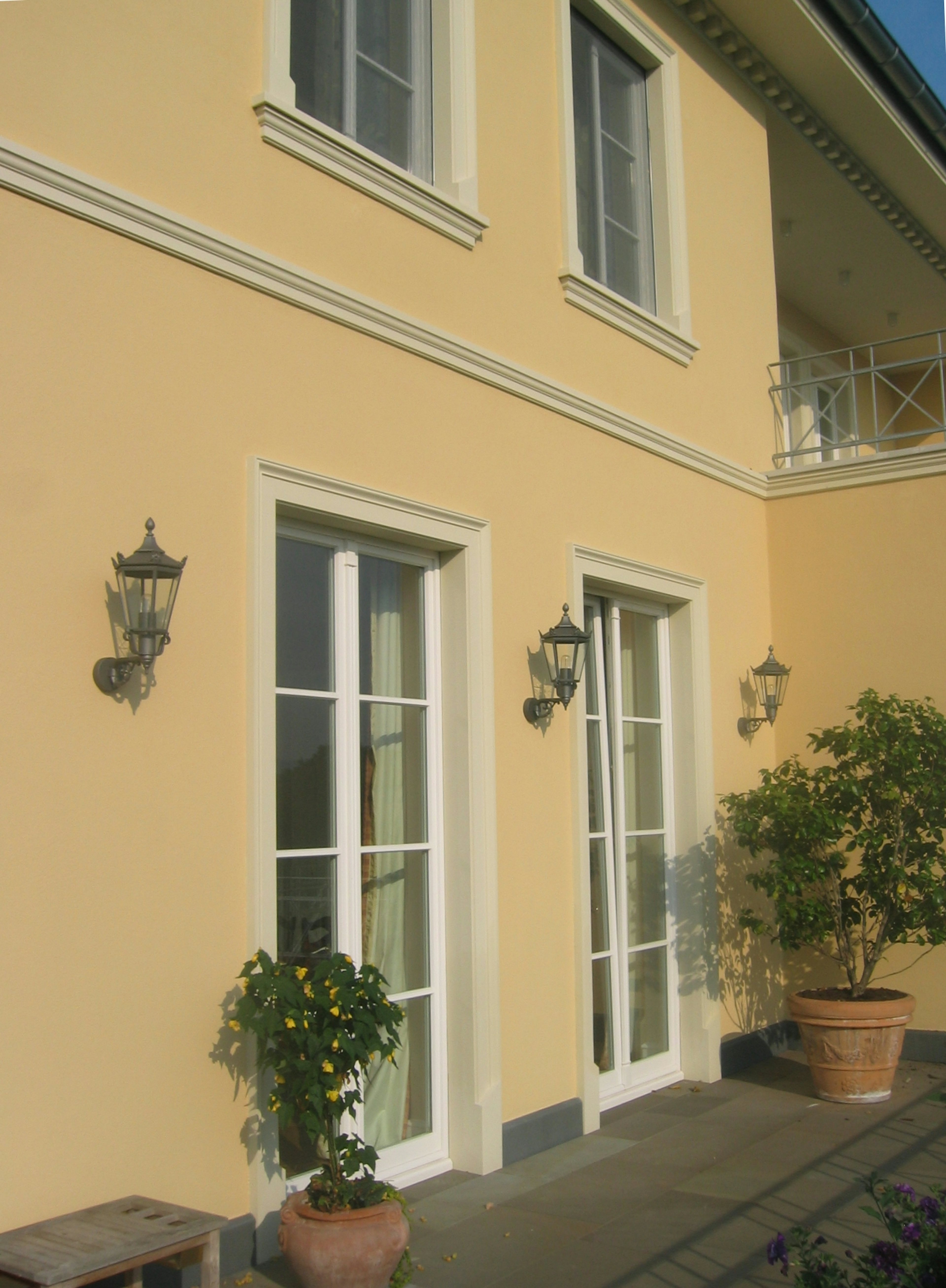 Fensterbänke außen SLB 500 aus Beton an einer gelben Putzfassade