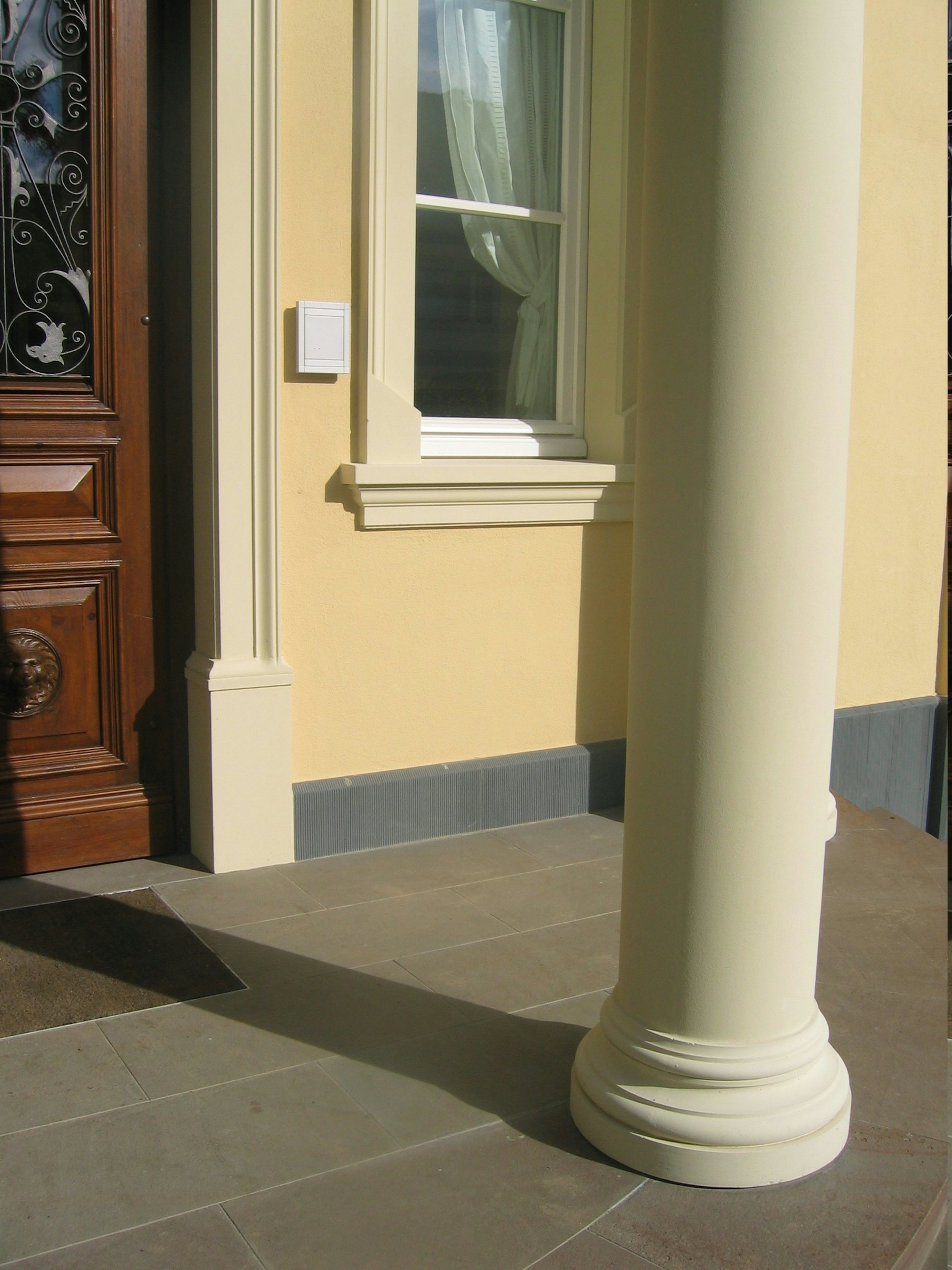 Repräsentativer Hauseingang mit Fensterbank SLB 500