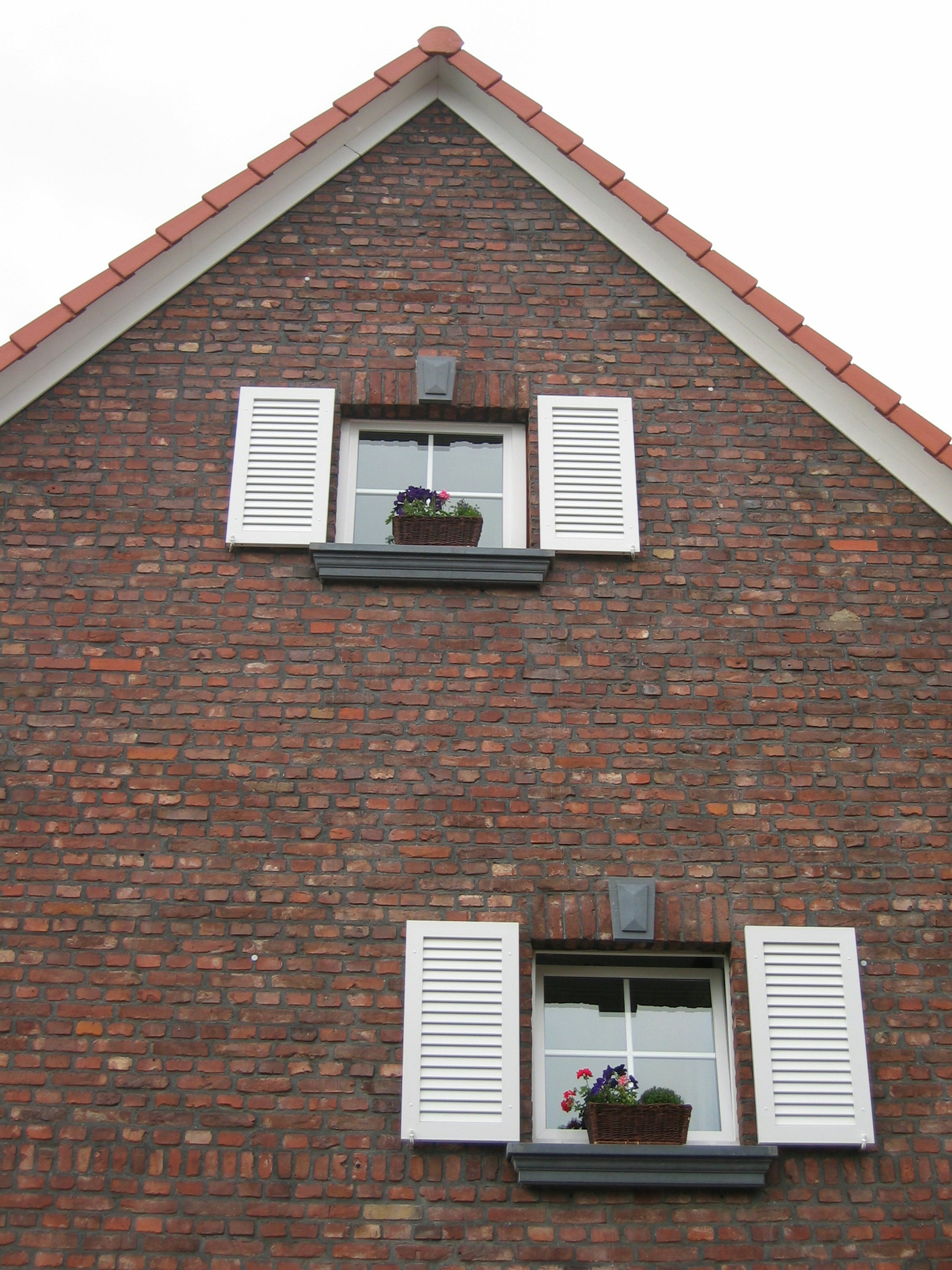 Fensterbänke SLB 500 und Ziersteine Diamant an einer geklinkerten Hausfassade