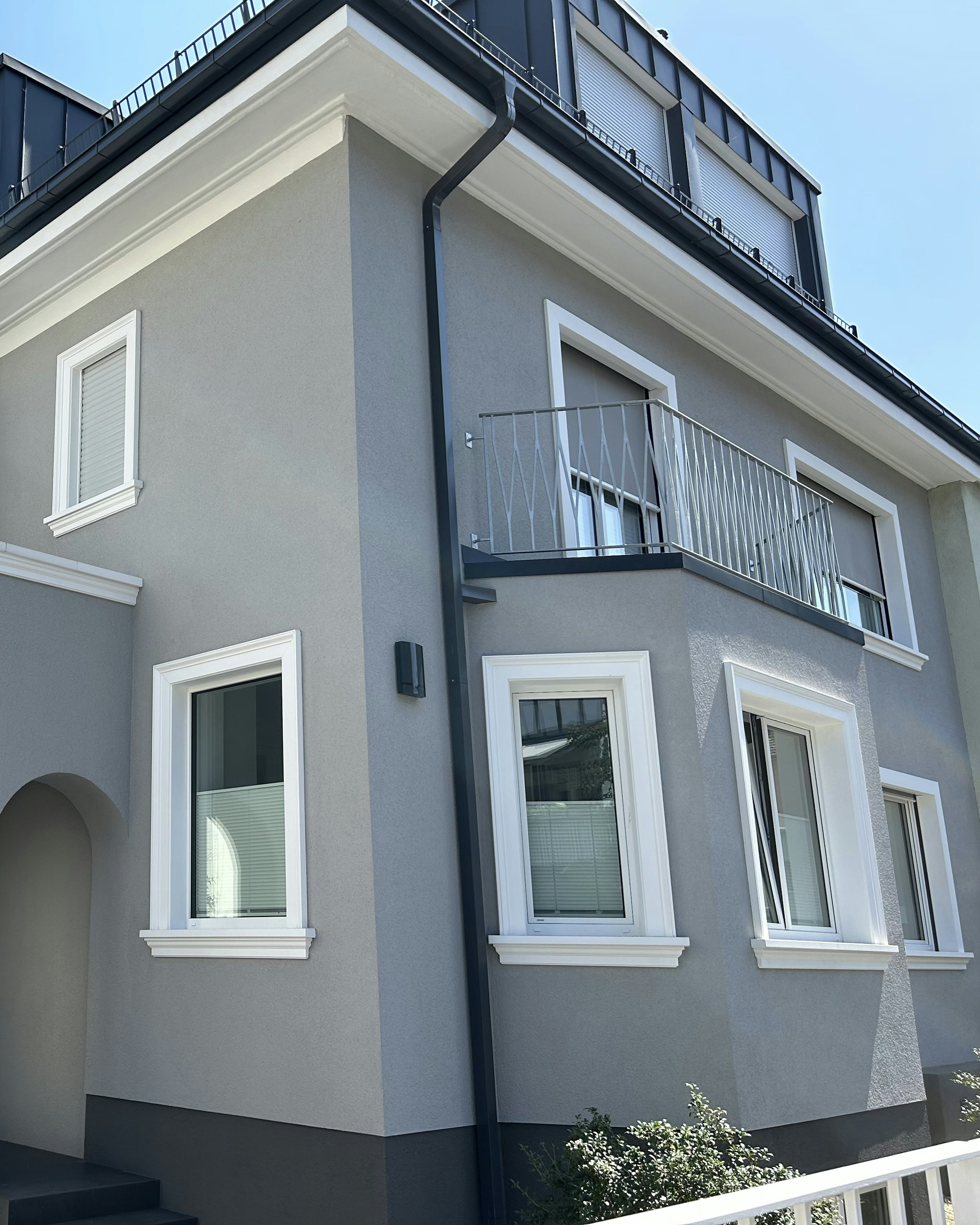 Moderne graue Hausfassade mit Niessen Fensterbänken SLB 500