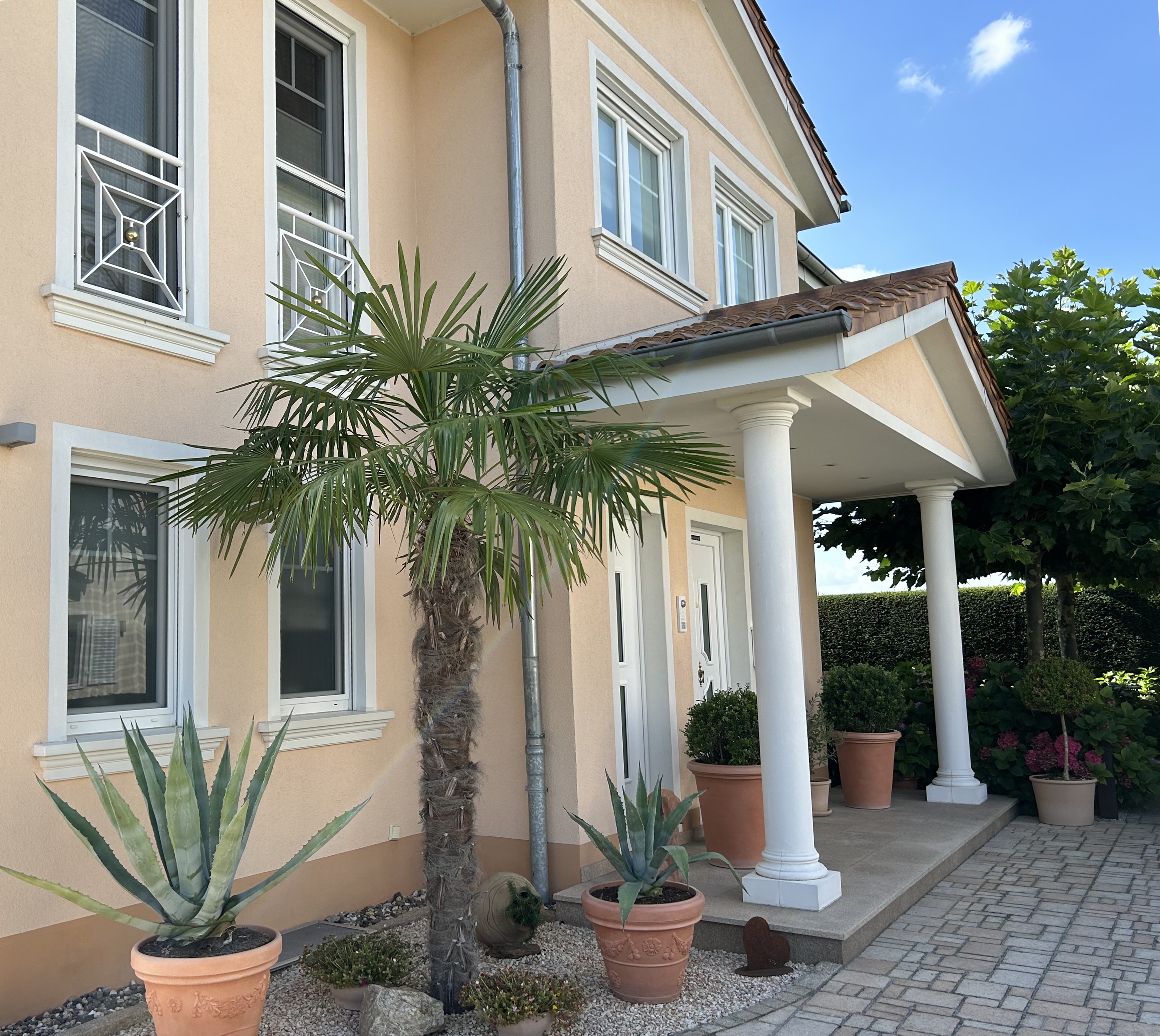 Stadtvilla mit Außenfensterbänken SLB 500 und Säulen 11111