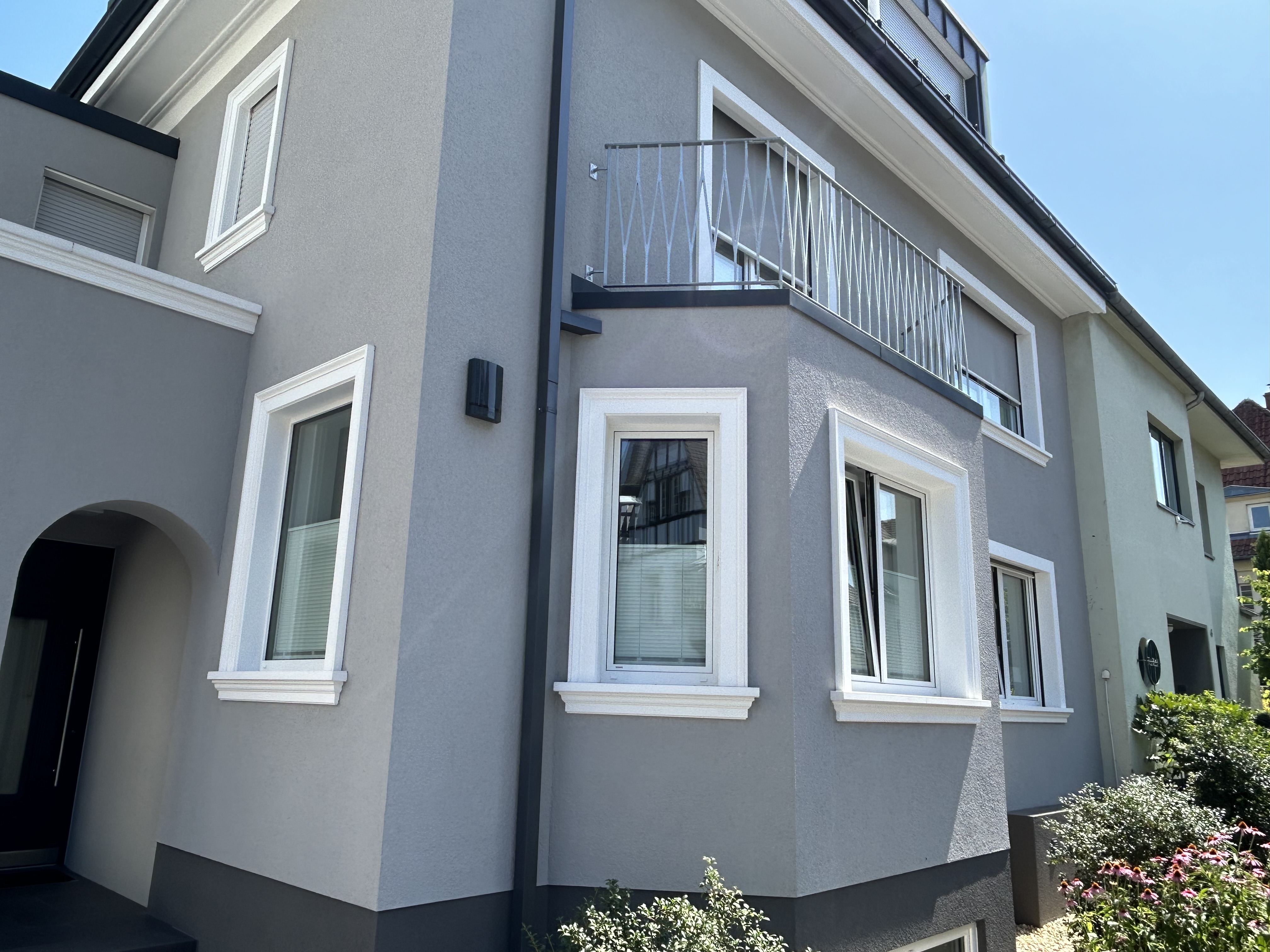 Sanierter Altbau mit grauer Putzfassade und Fensterbänken SLB 500