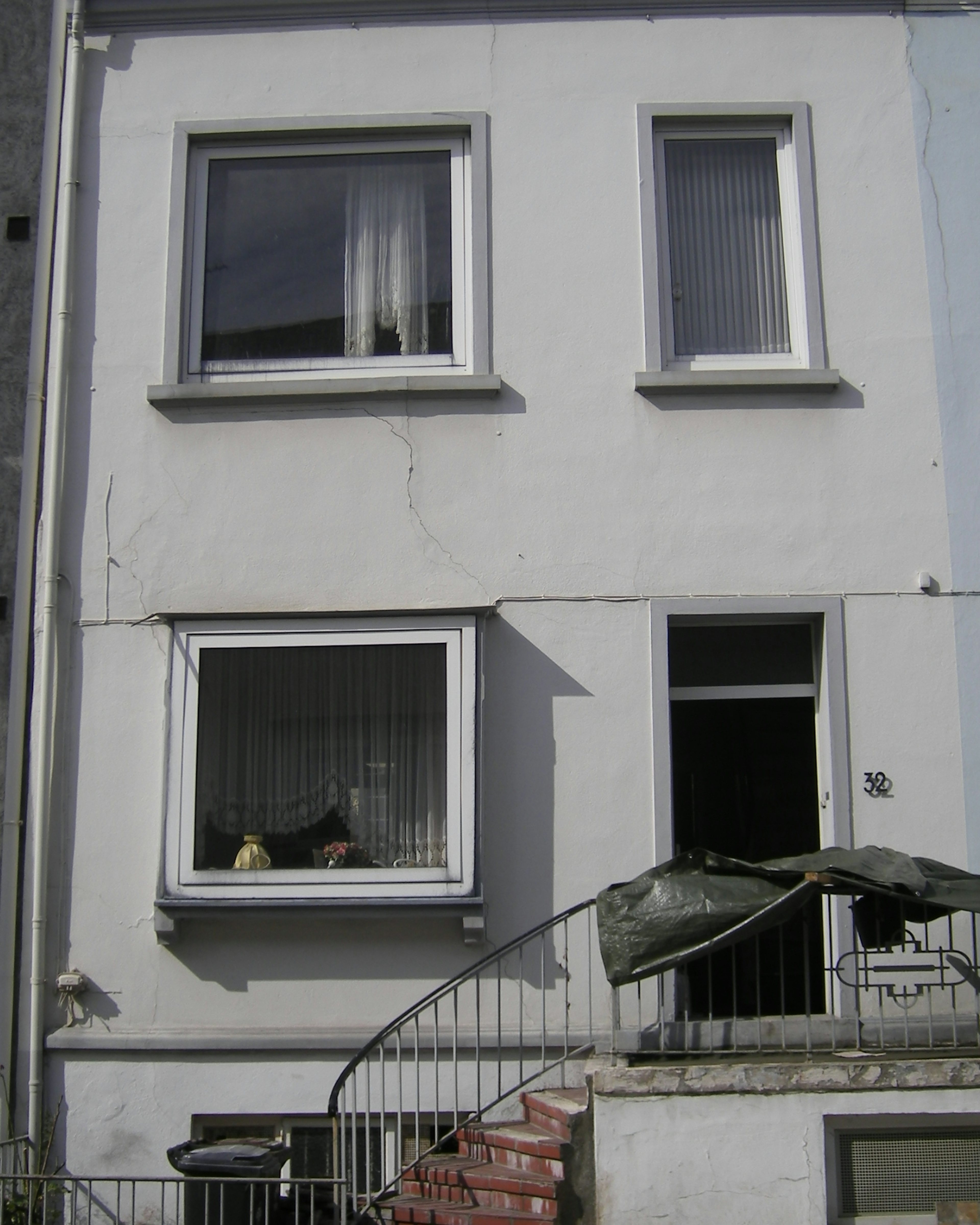 Altbau vor Sanierung mit Fensterbänken SLB 100 und Winkelgewänden SLG 100