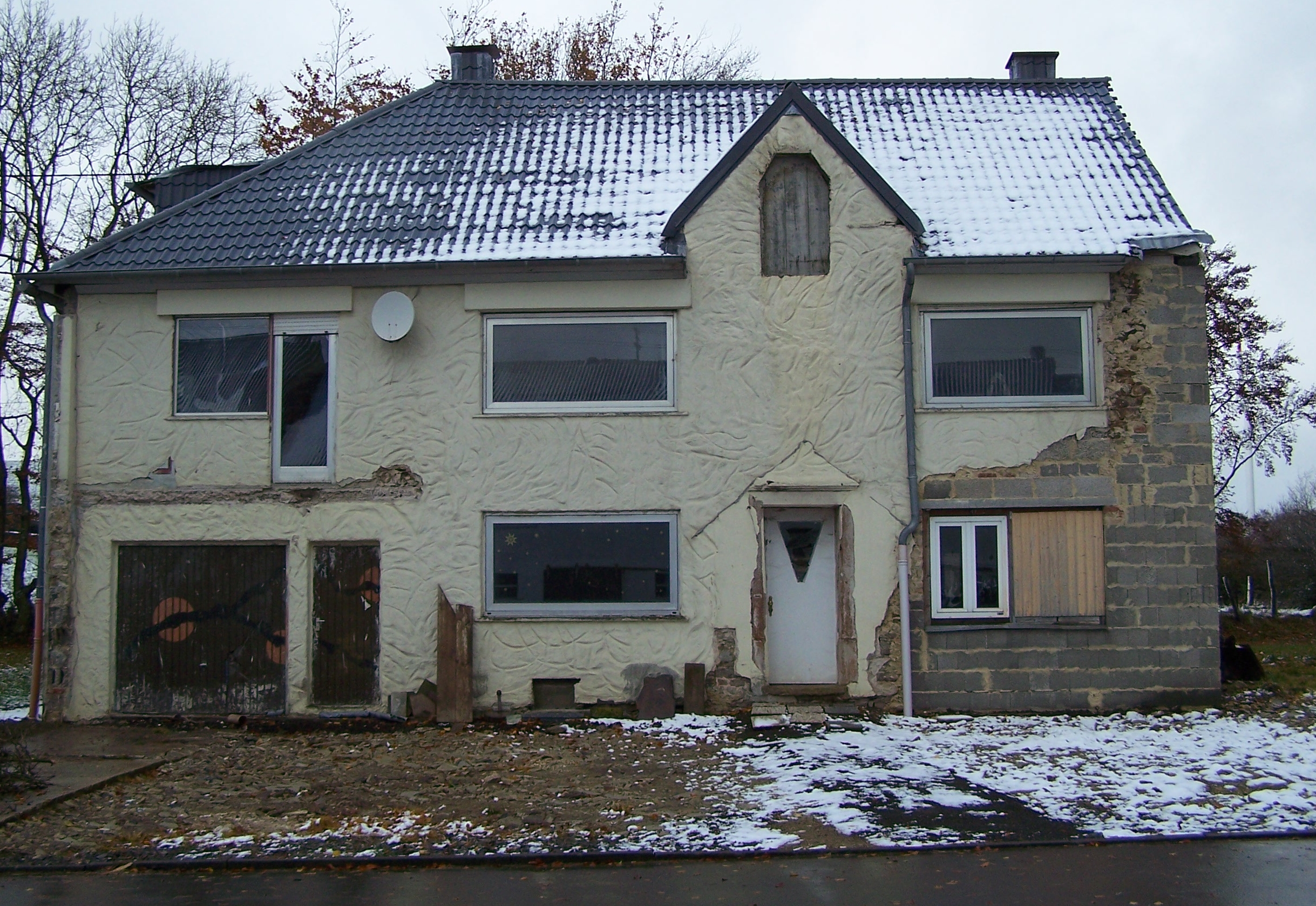 Altbau vor Sanierung mit Fensterbänken SLB 100
