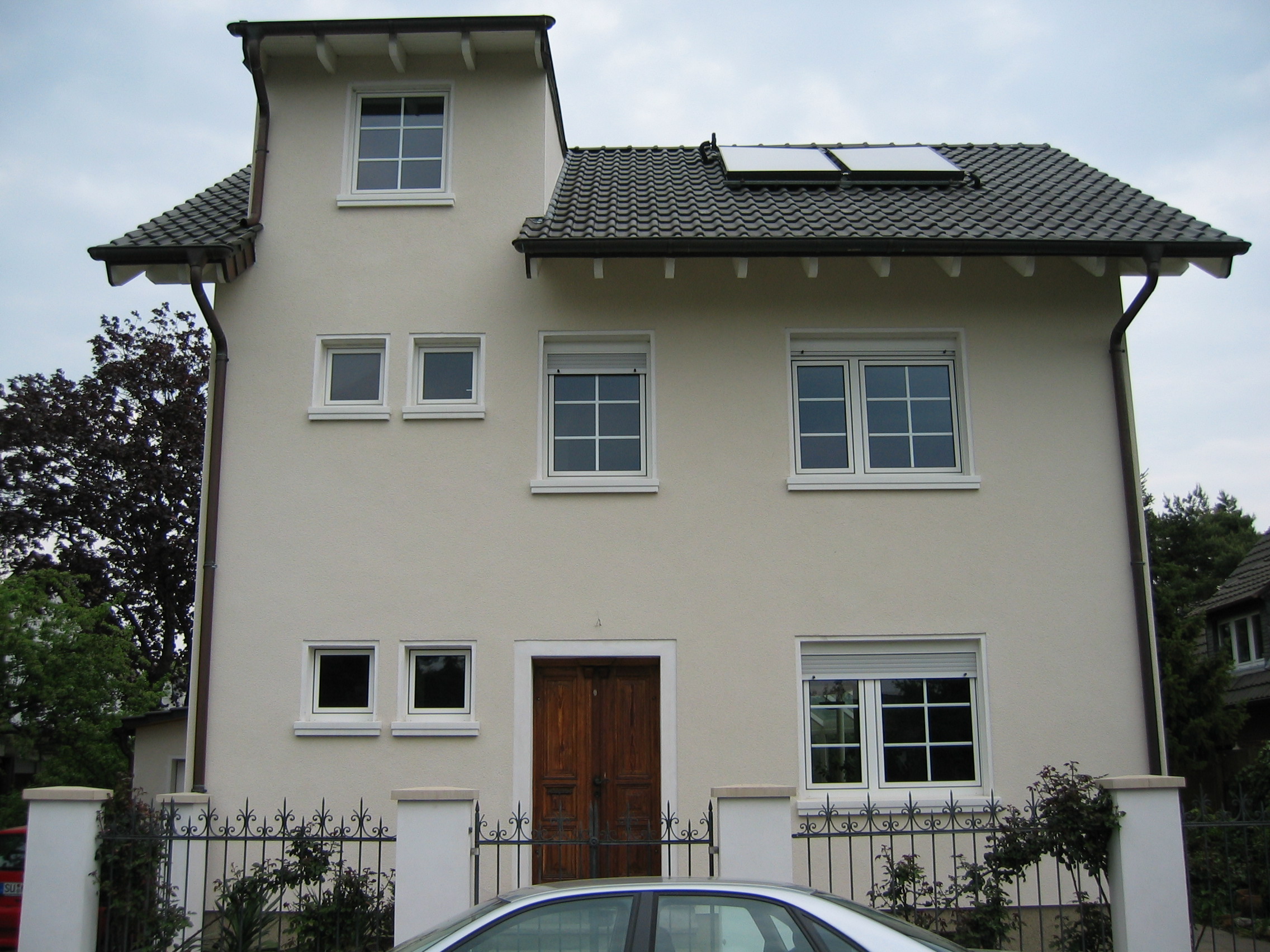 Scharrierte Fensterbänke außen SLB 300 an einer Putzfassade