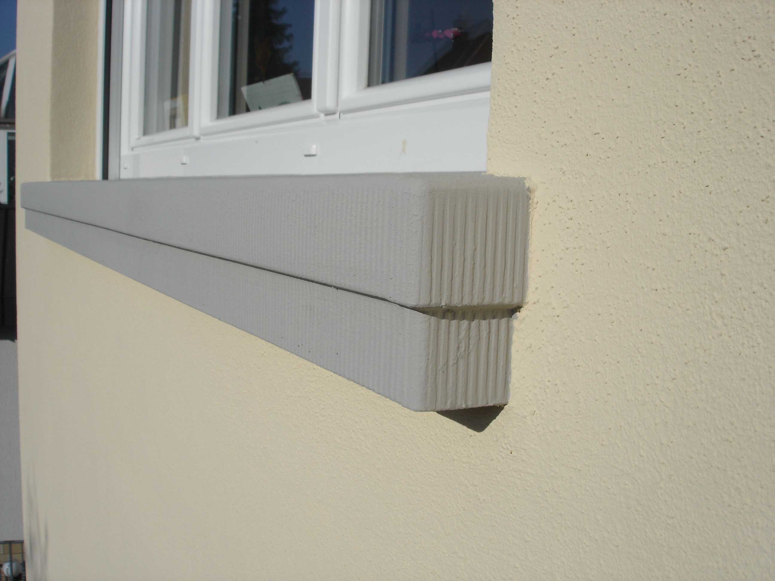 Stark scharrierte Betonfensterbank SLB 300 im Detail