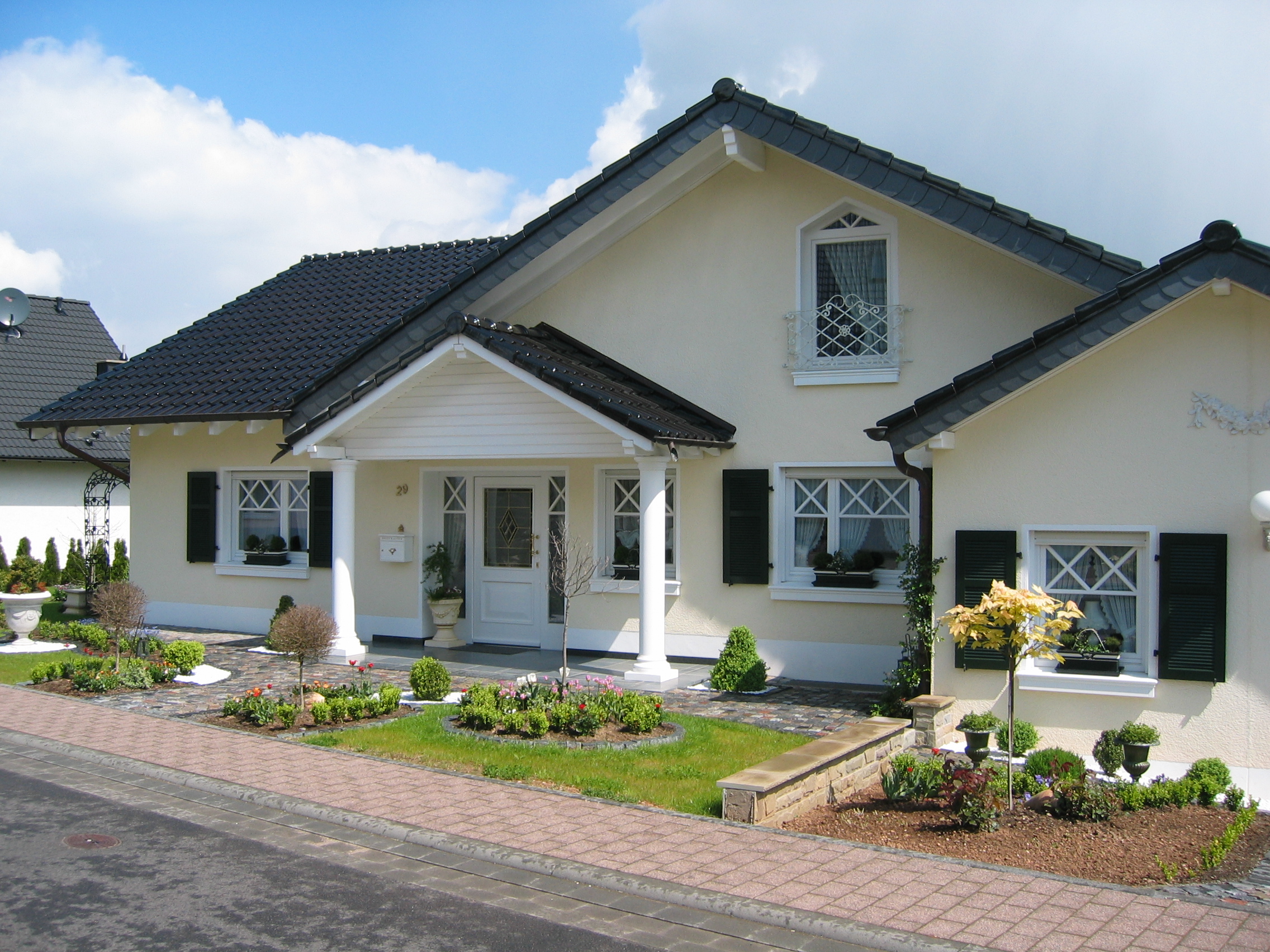 Einfamilienhaus mit Fensterbänken SLB 100 und Niessen Säulen 01121