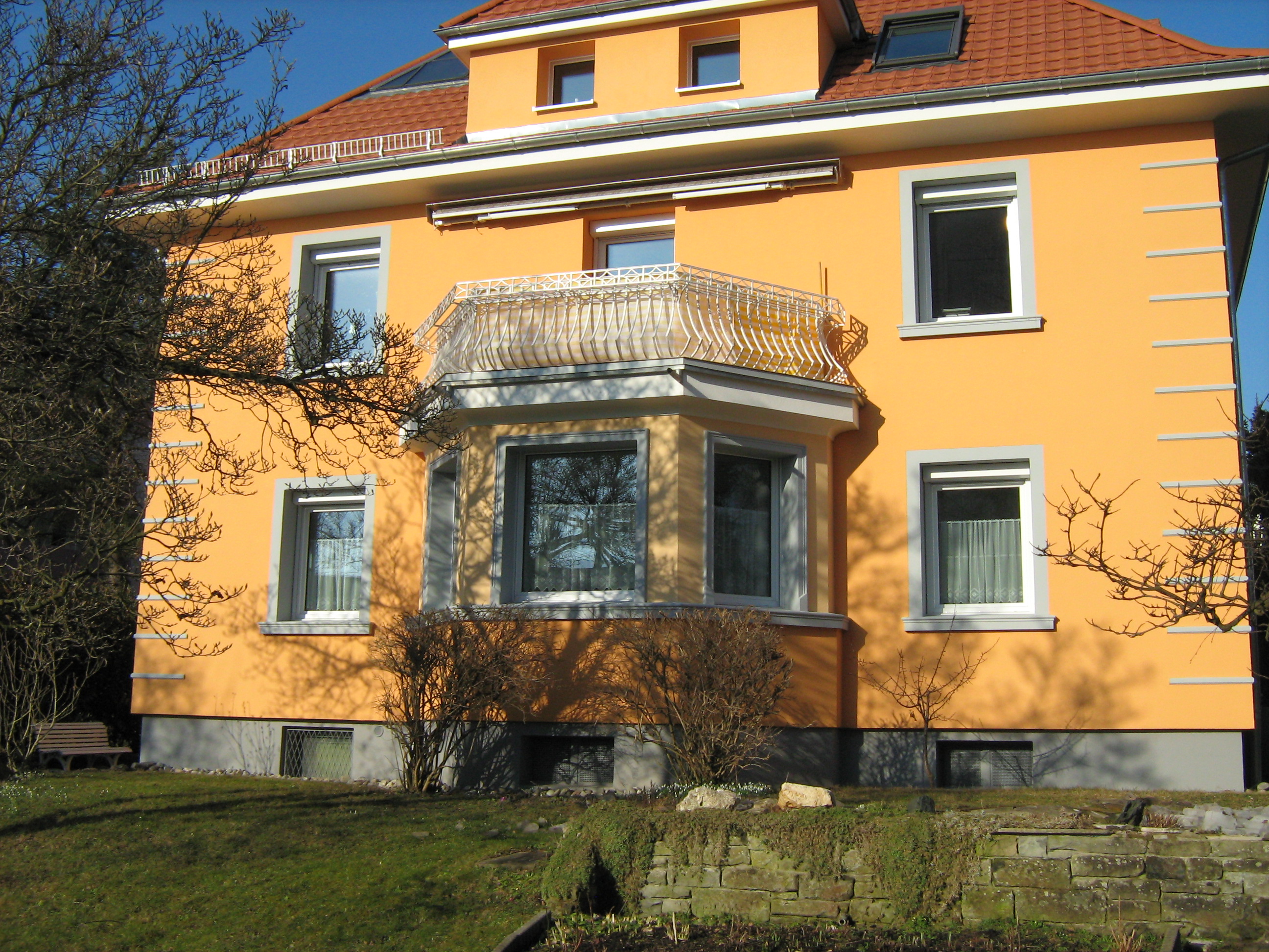 Hausfassade mit WDVS und Fensterbänken SLB 100