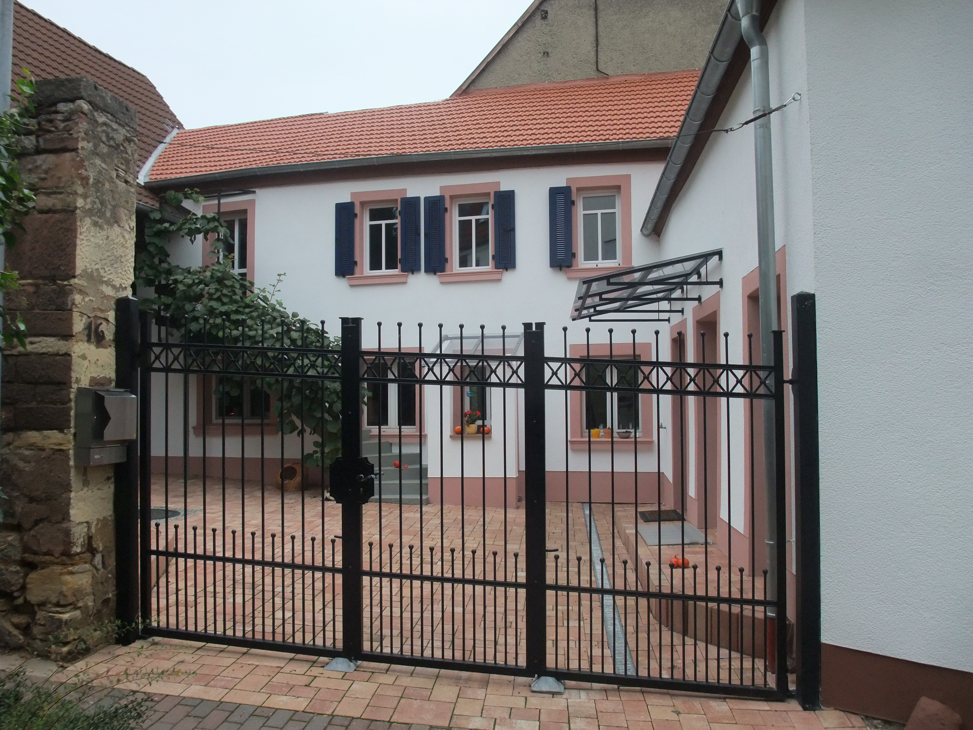 Sanierter Altbau mit Betonfensterbänken SLB 100