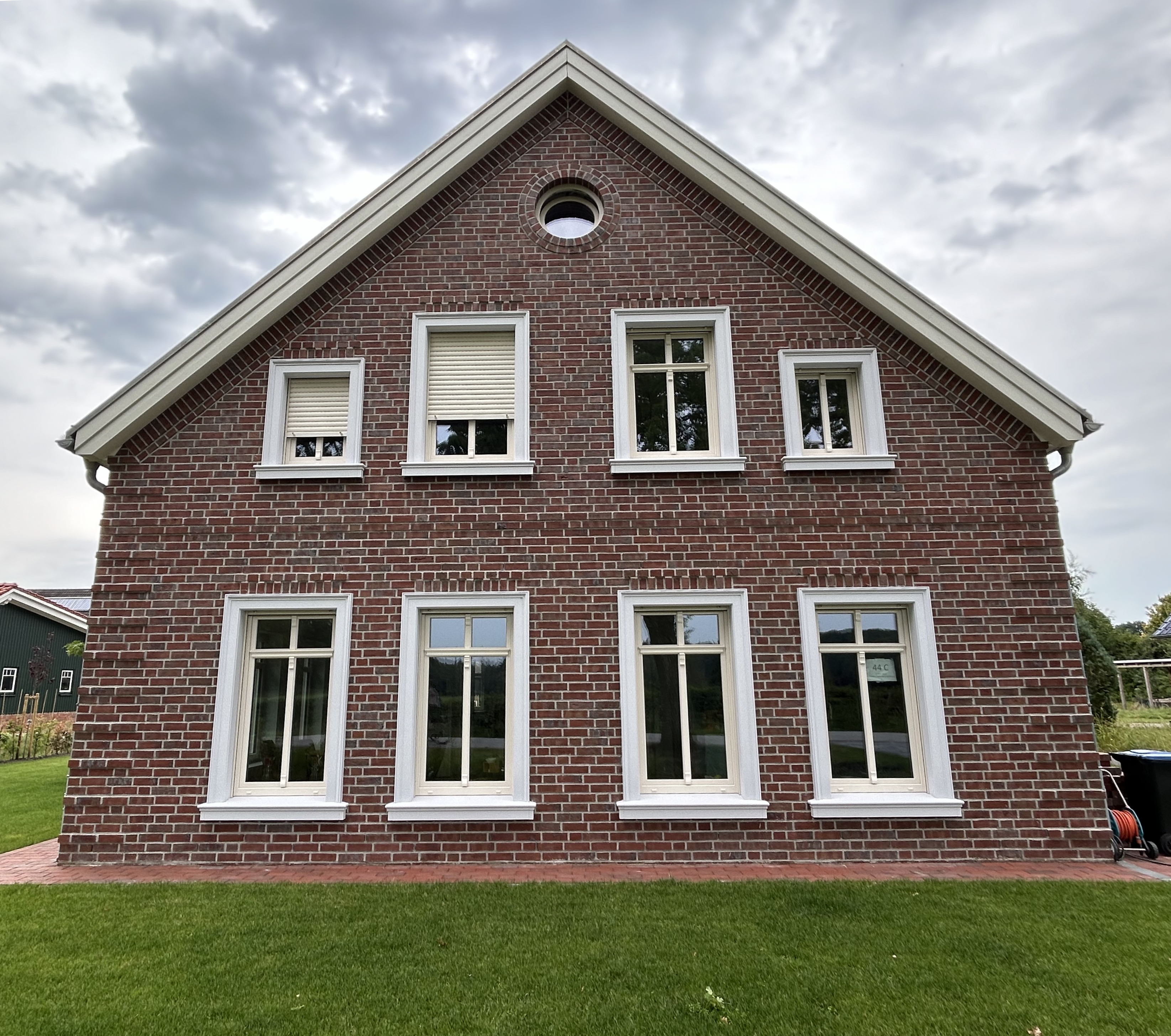 Klinkerfassade mit Außenfensterbänken SLB 100 und Fenstergewänden SLG 100