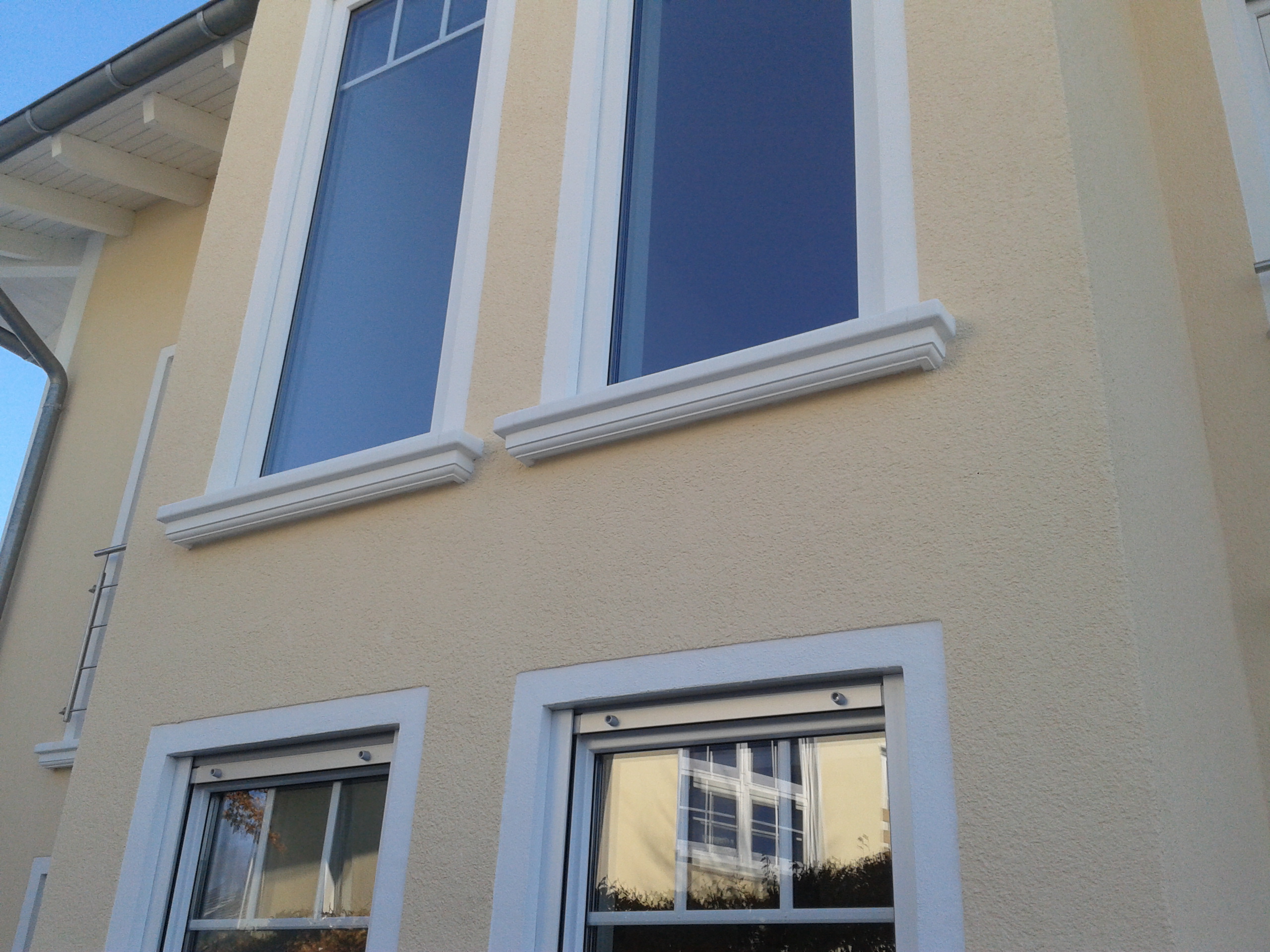 Fensterbänke außen SLB 200 an einer verputzten Hauswand