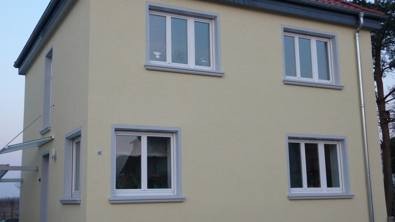 Gelb verputztes Haus mit Fensterbänken SLB 200