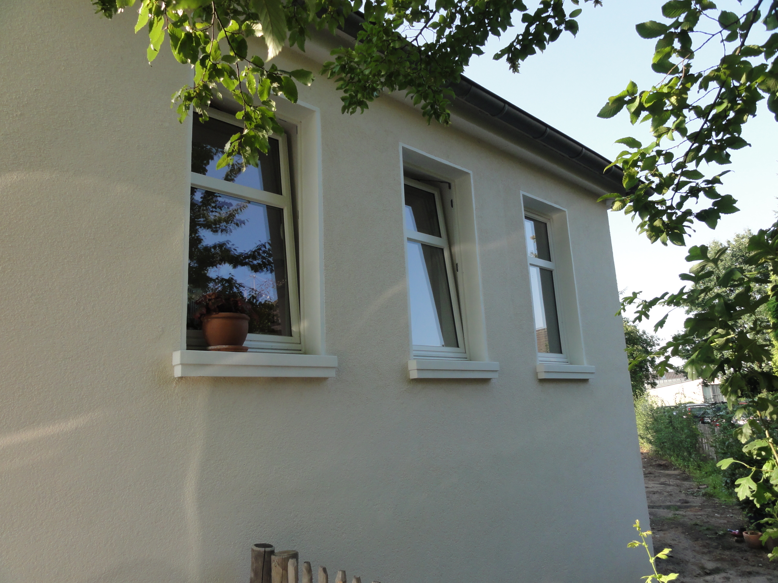 Putzfassade mit Außenfensterbänken SLB 300 aus Beton