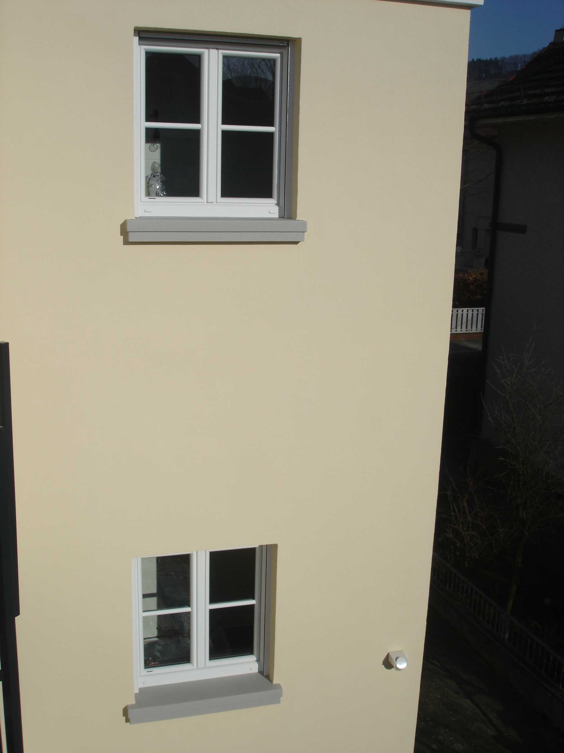 Außenfensterbank SLB 300 an einer gelb verputzten Hausfassade