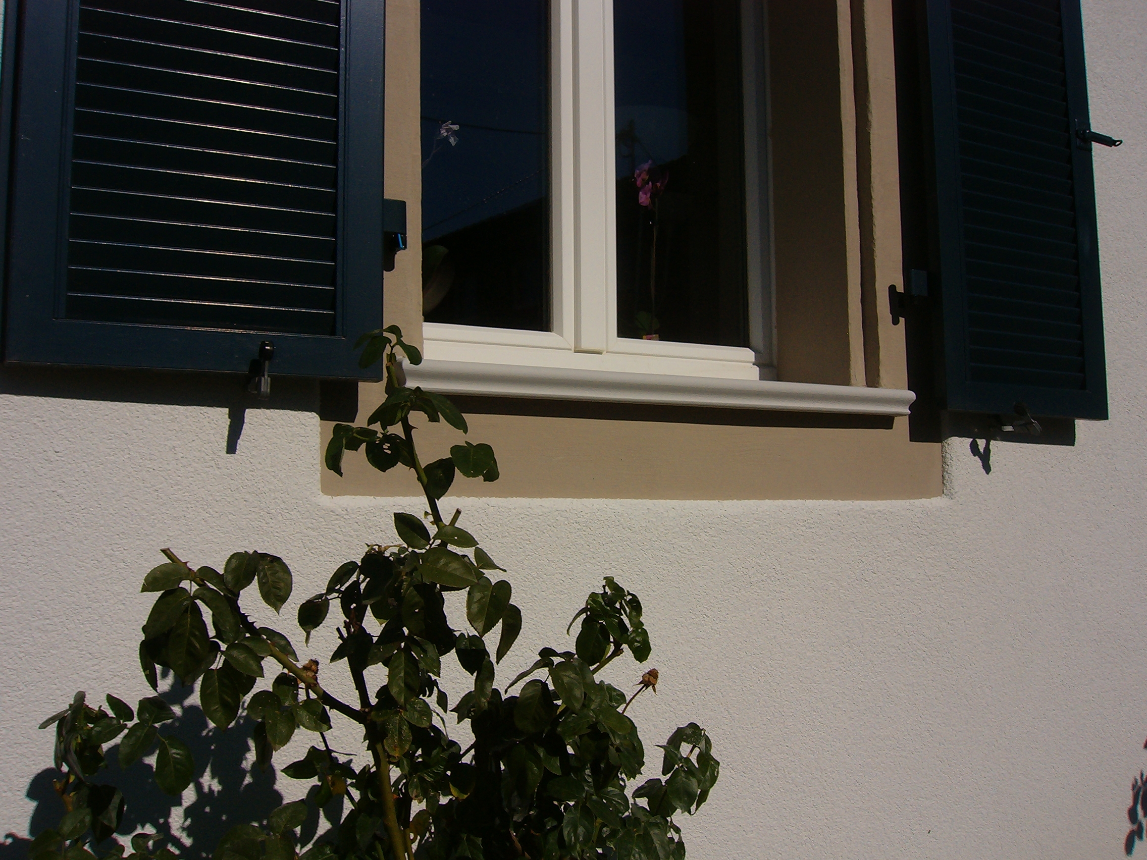 Außenfensterbank SLB 590 an einem Fenster mit umlaufenden Faschen