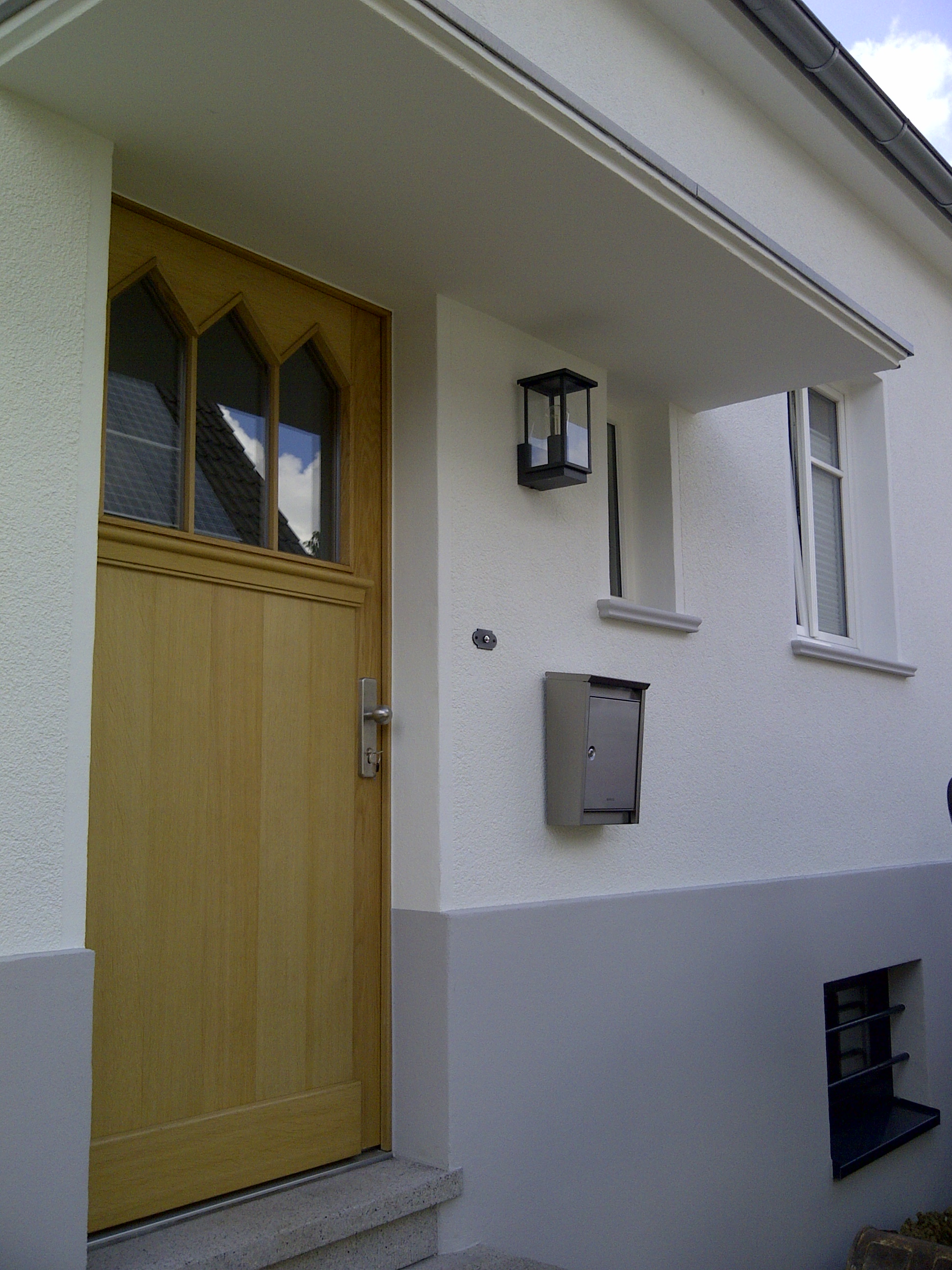 Außenfensterbänke Niessen SLB 590 an Fenstern in einem Hauseingangsbereich